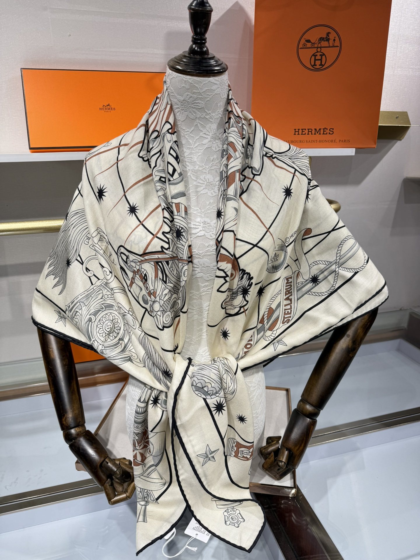 💟2025年秋冬款上新💞【双面同色丝毛方巾】手工卷边山羊绒和真丝混纺披肩(70%山羊绒,30%桑蚕丝)这