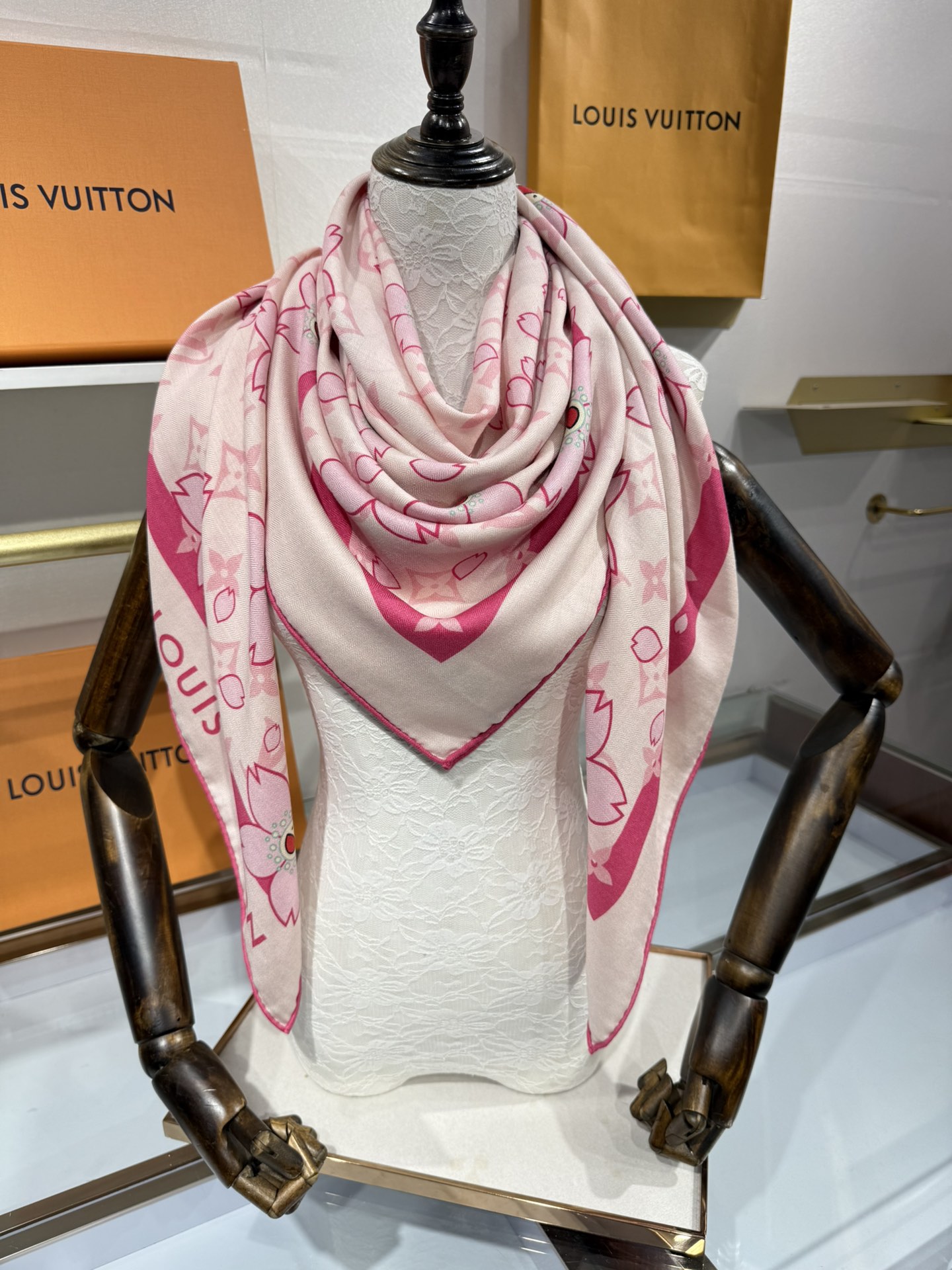 💟2025春款上新L驴家专柜最新款‼️。爆款哦  😘💍实物真心美 🎀披肩配以印花💓💃🏻无论设计喷绘都是非