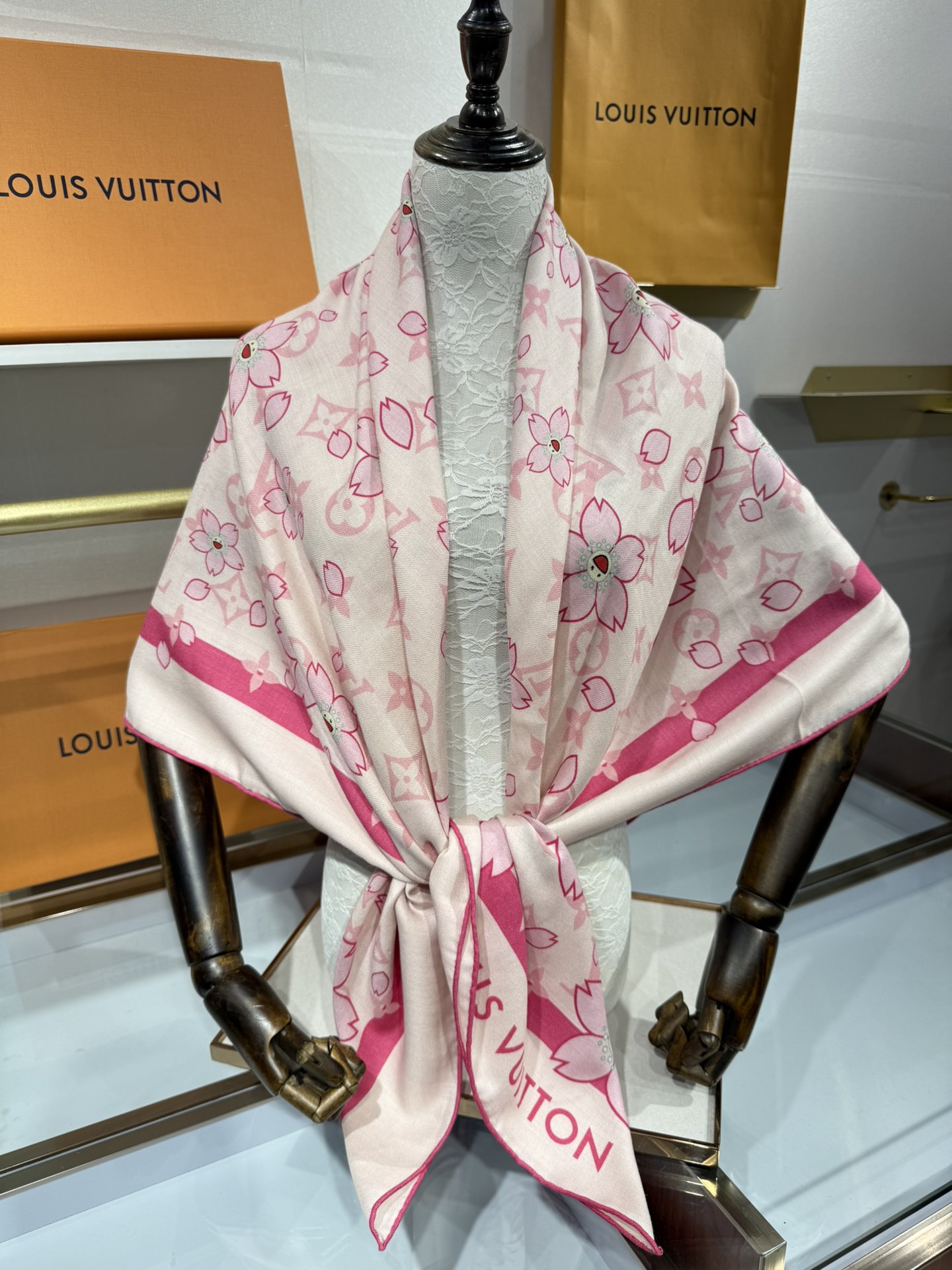 💟2025春款上新L驴家专柜最新款‼️。爆款哦  😘💍实物真心美 🎀披肩配以印花💓💃🏻无论设计喷绘都是非