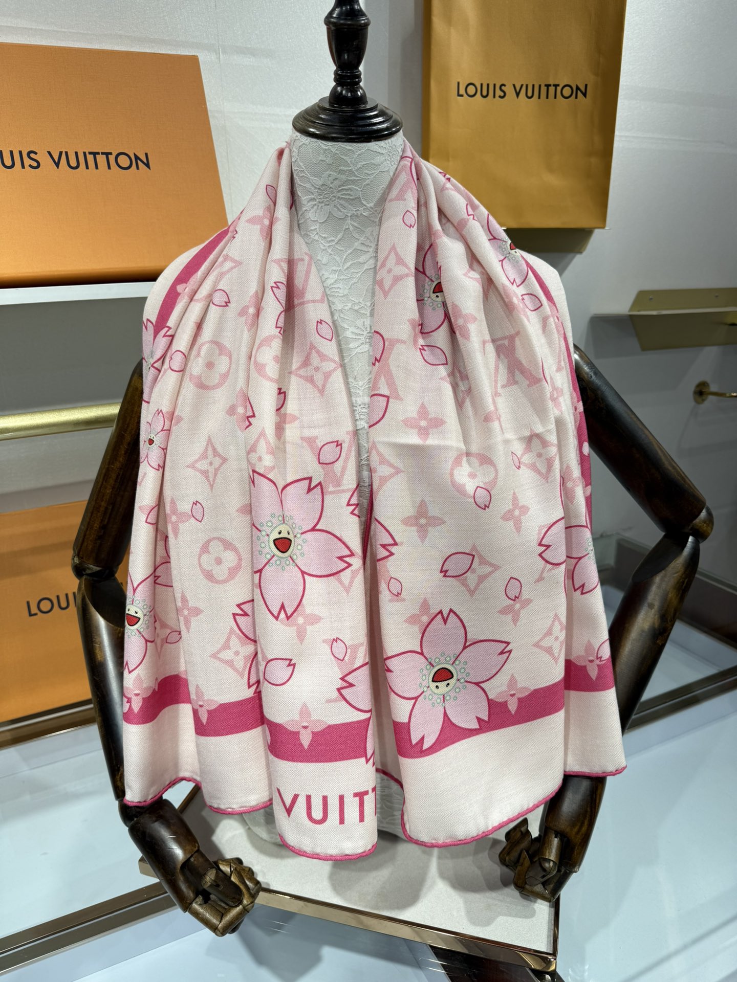 💟2025春款上新L驴家专柜最新款‼️。爆款哦  😘💍实物真心美 🎀披肩配以印花💓💃🏻无论设计喷绘都是非