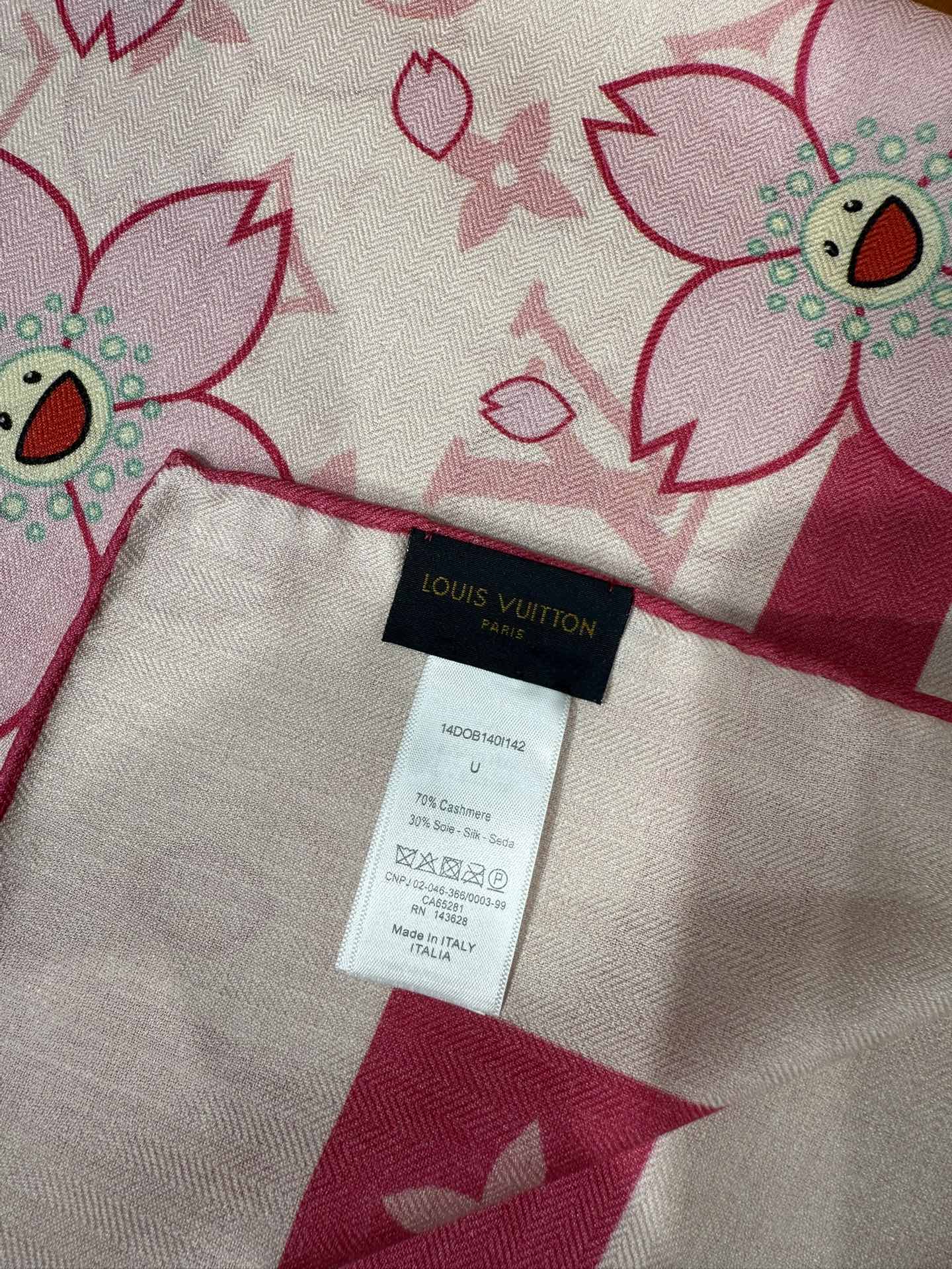 💟2025春款上新L驴家专柜最新款‼️。爆款哦  😘💍实物真心美 🎀披肩配以印花💓💃🏻无论设计喷绘都是非