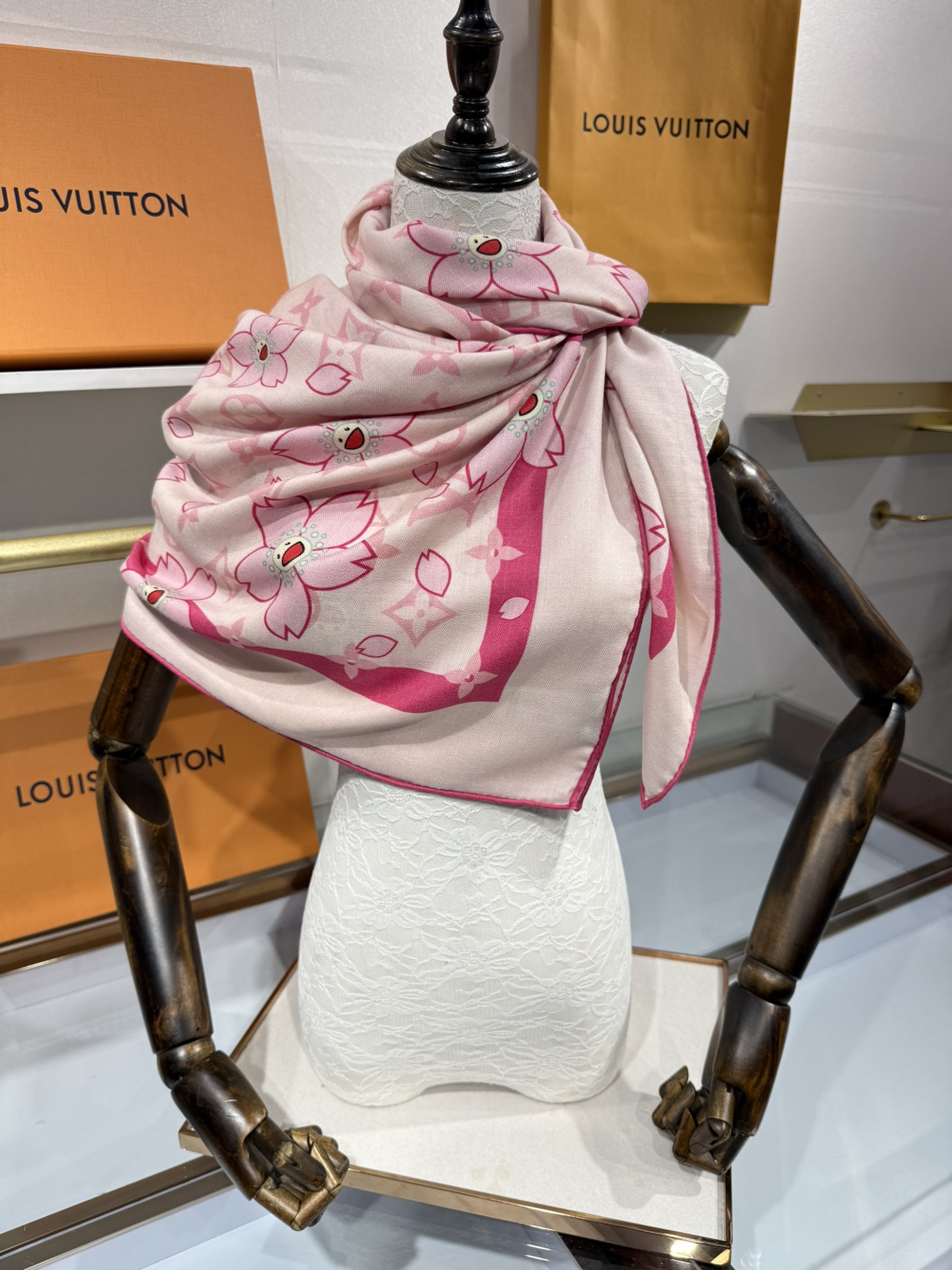 💟2025春款上新L驴家专柜最新款‼️。爆款哦  😘💍实物真心美 🎀披肩配以印花💓💃🏻无论设计喷绘都是非