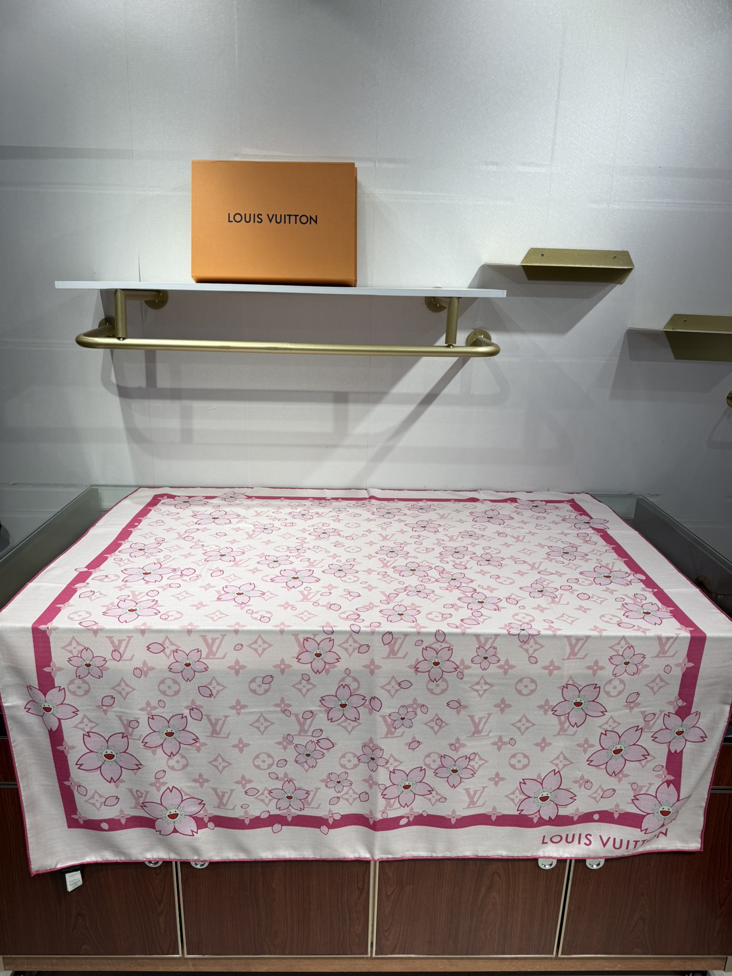 💟2025春款上新L驴家专柜最新款‼️。爆款哦  😘💍实物真心美 🎀披肩配以印花💓💃🏻无论设计喷绘都是非