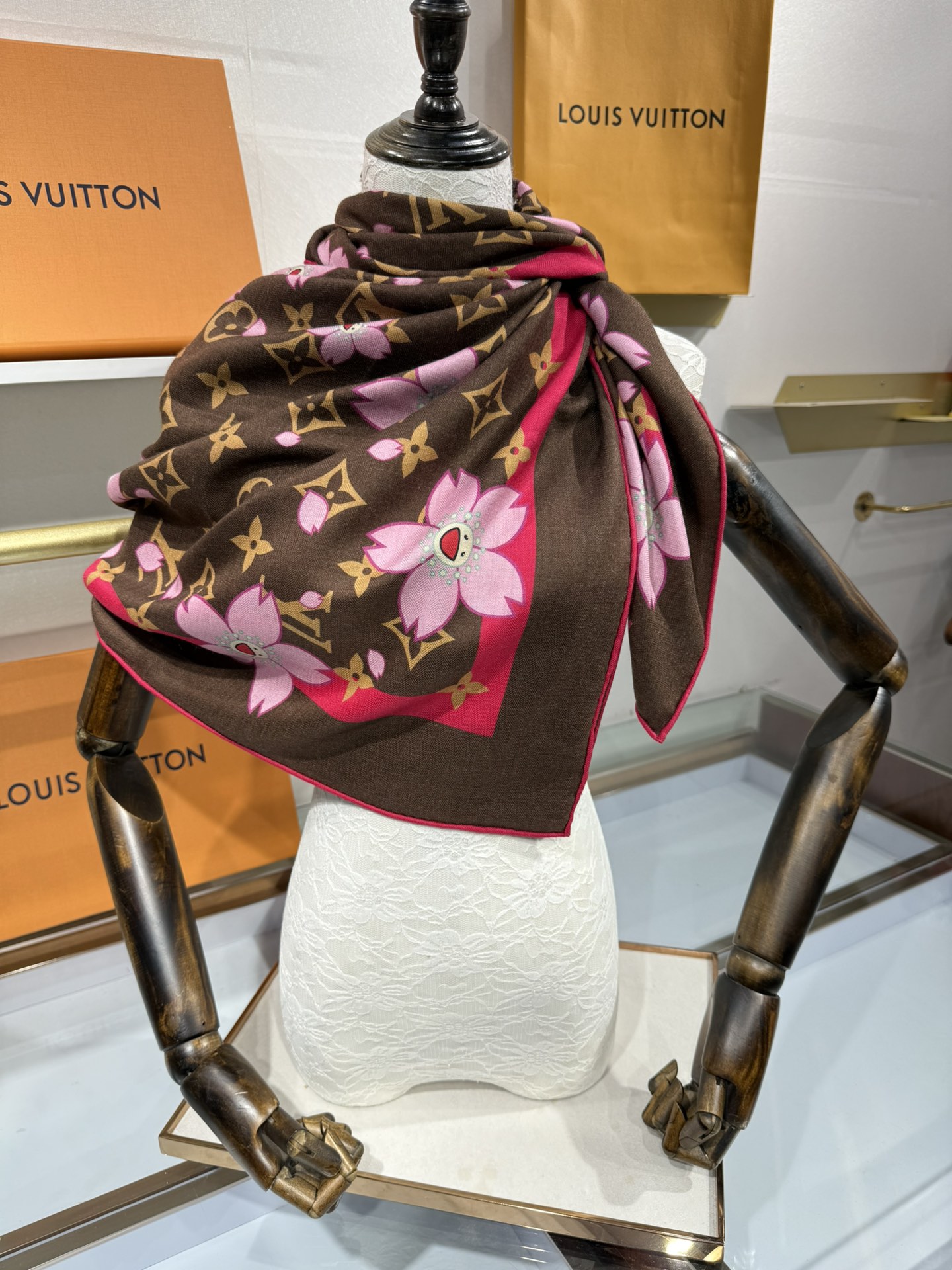 💟2025春款上新L驴家专柜最新款‼️。爆款哦  😘💍实物真心美 🎀披肩配以印花💓💃🏻无论设计喷绘都是非