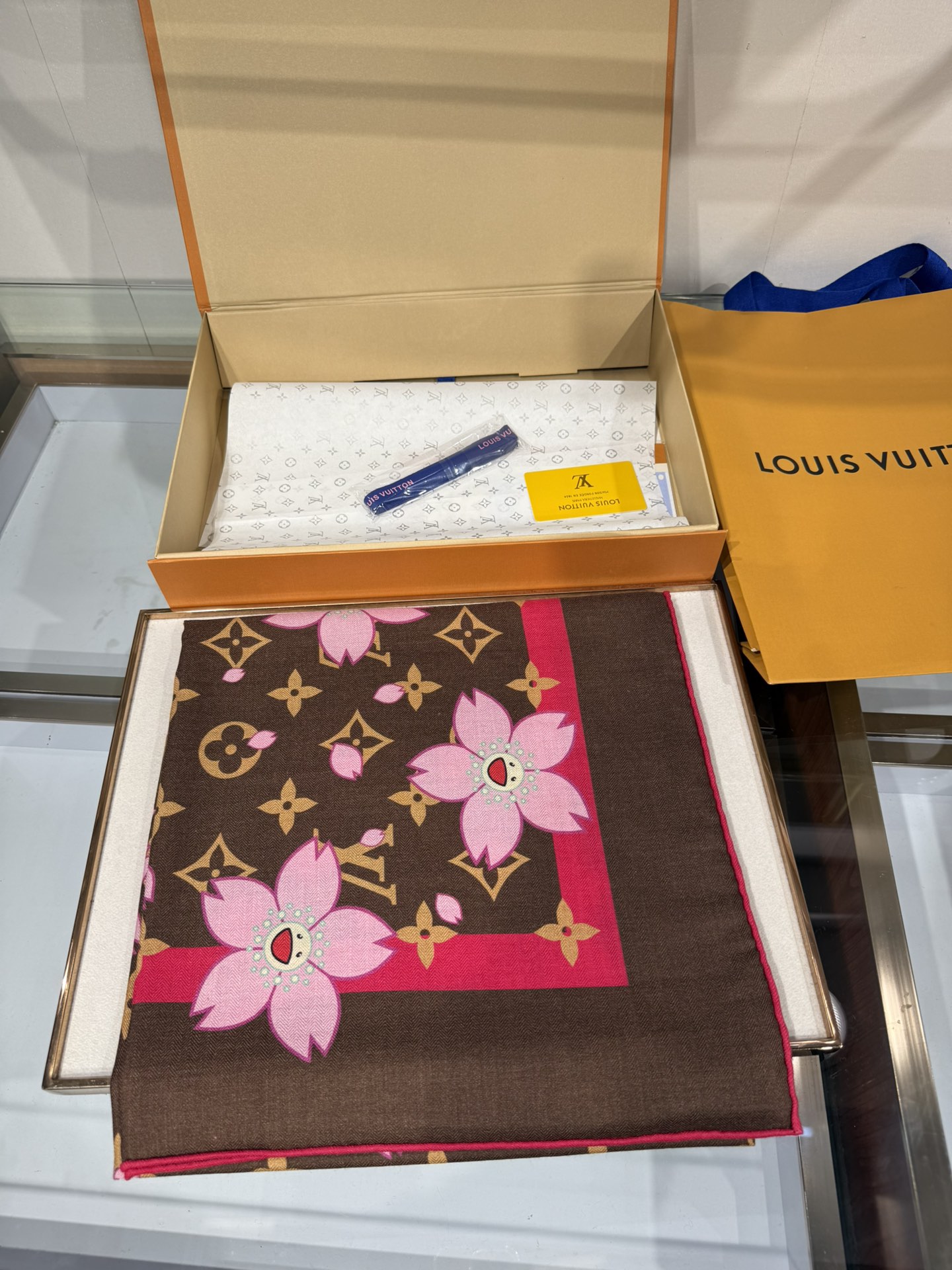 💟2025春款上新L驴家专柜最新款‼️。爆款哦  😘💍实物真心美 🎀披肩配以印花💓💃🏻无论设计喷绘都是非