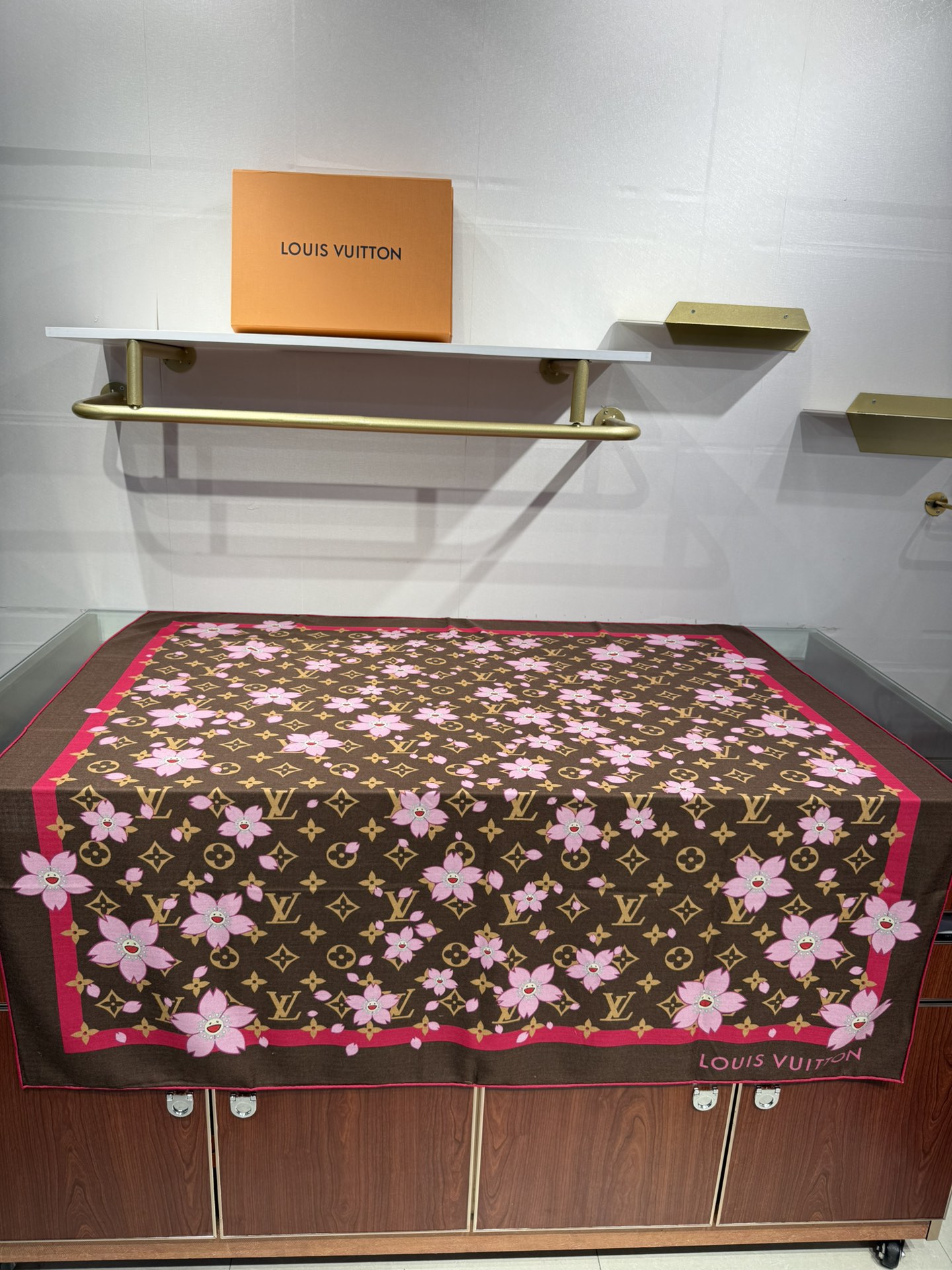 💟2025春款上新L驴家专柜最新款‼️。爆款哦  😘💍实物真心美 🎀披肩配以印花💓💃🏻无论设计喷绘都是非