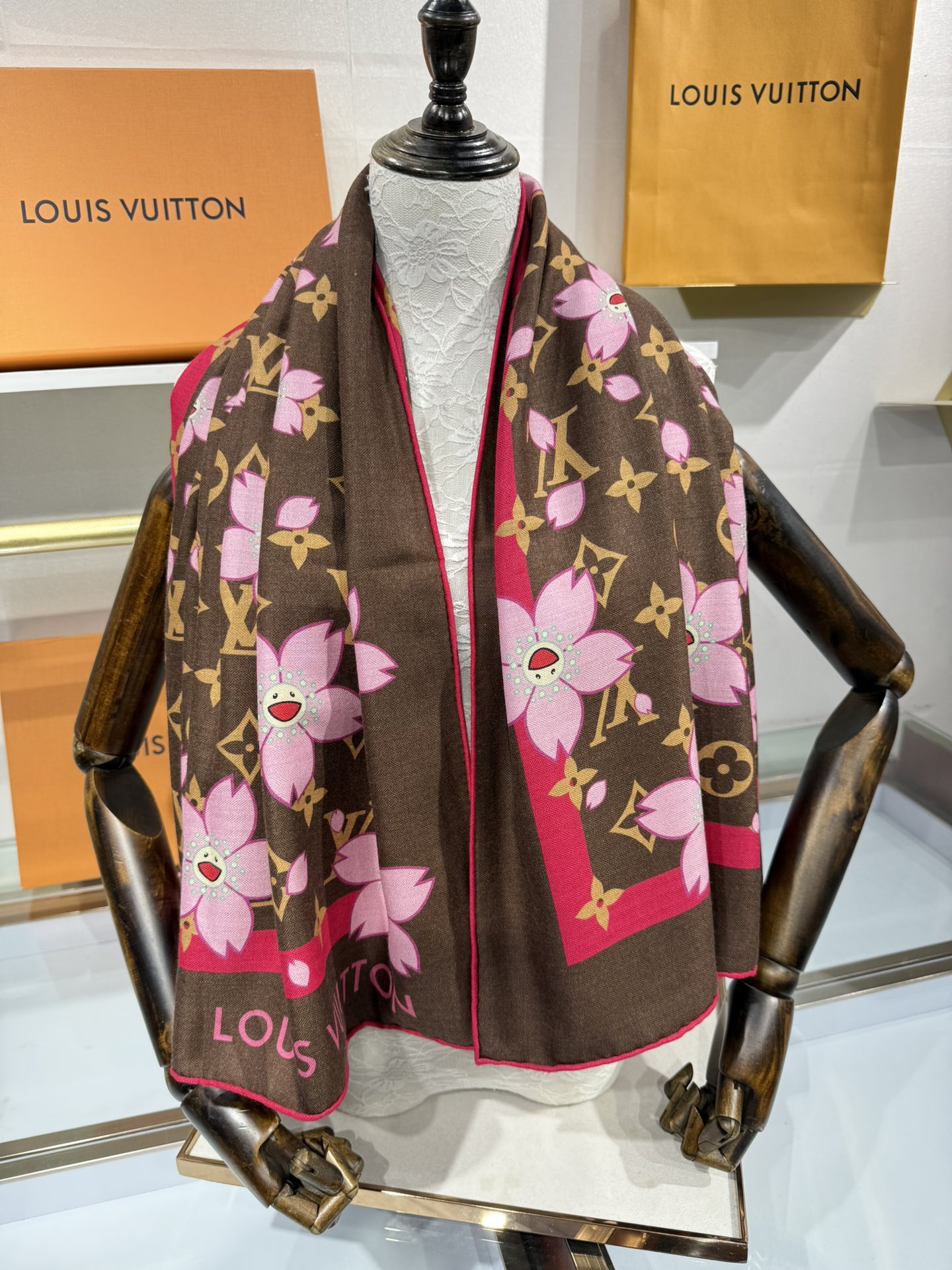 💟2025春款上新L驴家专柜最新款‼️。爆款哦  😘💍实物真心美 🎀披肩配以印花💓💃🏻无论设计喷绘都是非