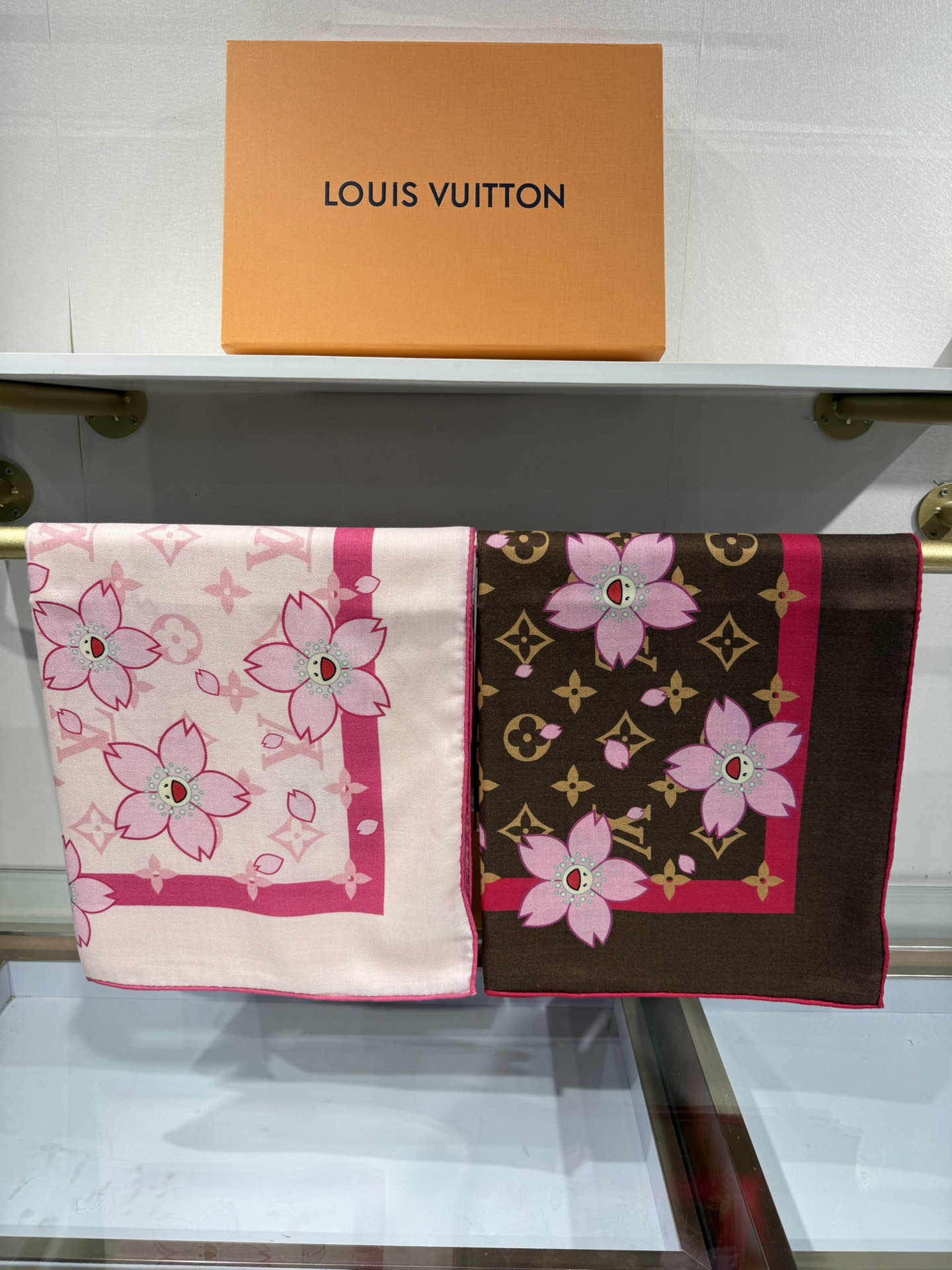 💟2025春款上新L驴家专柜最新款‼️。爆款哦  😘💍实物真心美 🎀披肩配以印花💓💃🏻无论设计喷绘都是非