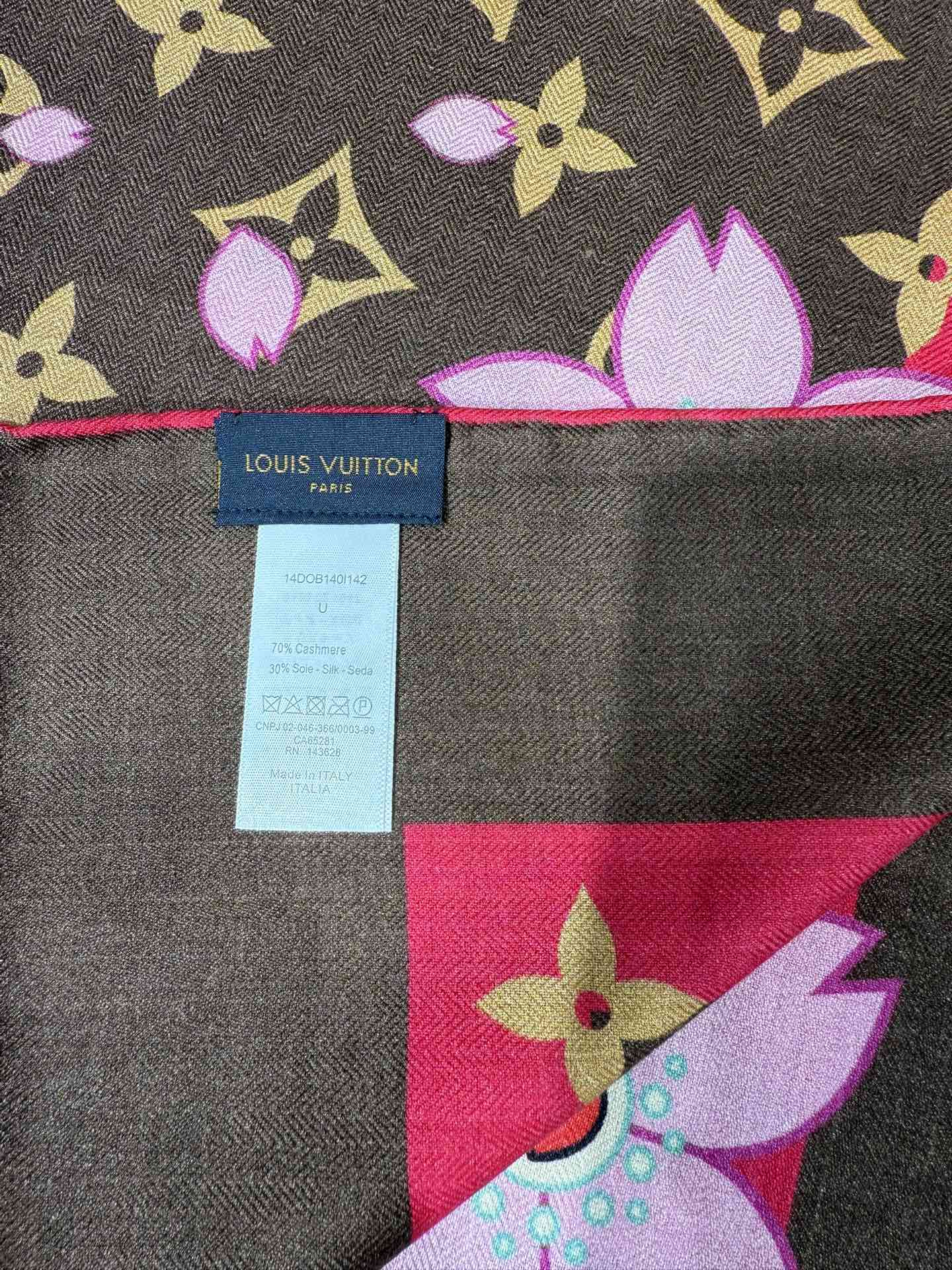 💟2025春款上新L驴家专柜最新款‼️。爆款哦  😘💍实物真心美 🎀披肩配以印花💓💃🏻无论设计喷绘都是非