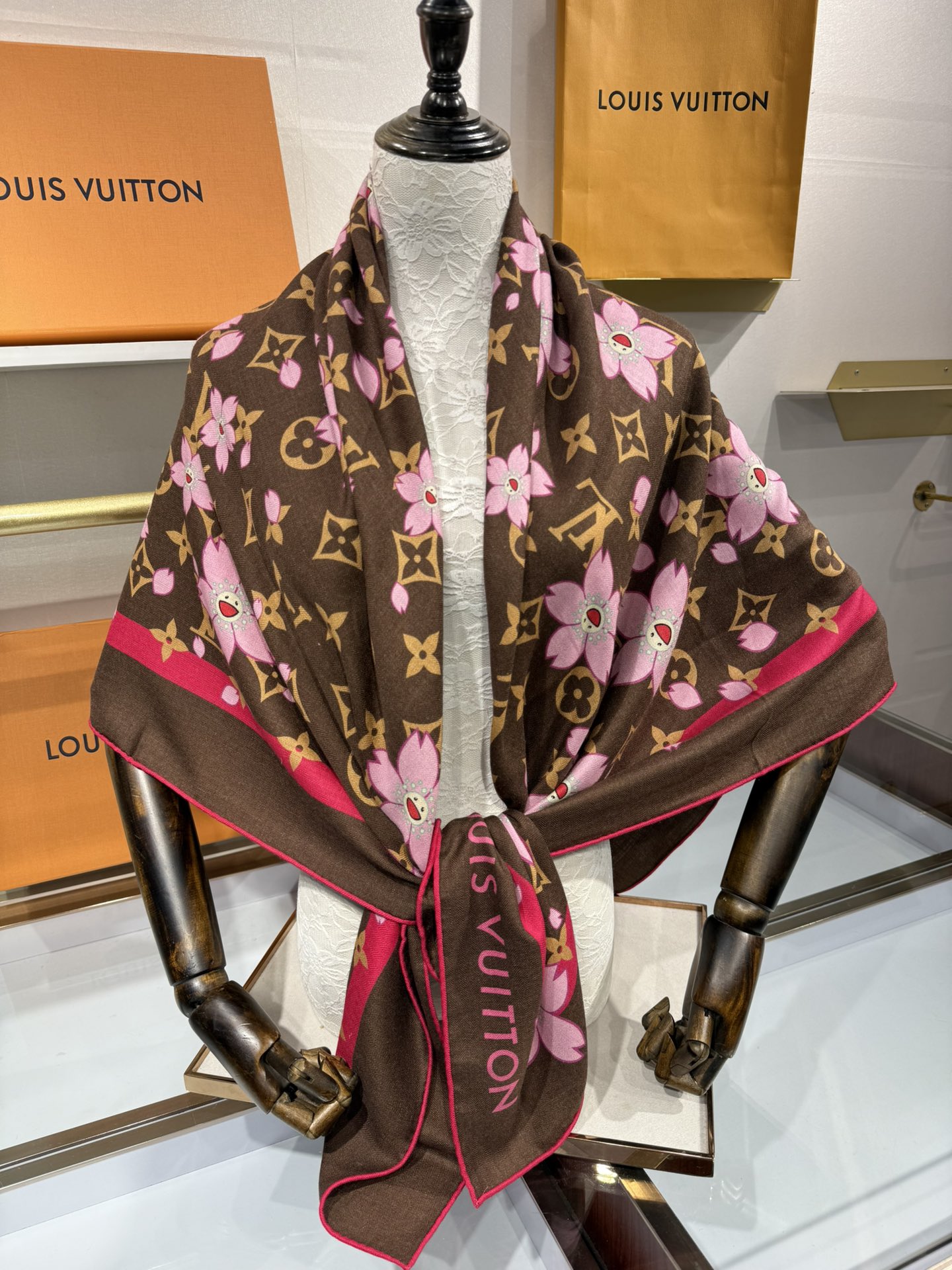 💟2025春款上新L驴家专柜最新款‼️。爆款哦  😘💍实物真心美 🎀披肩配以印花💓💃🏻无论设计喷绘都是非