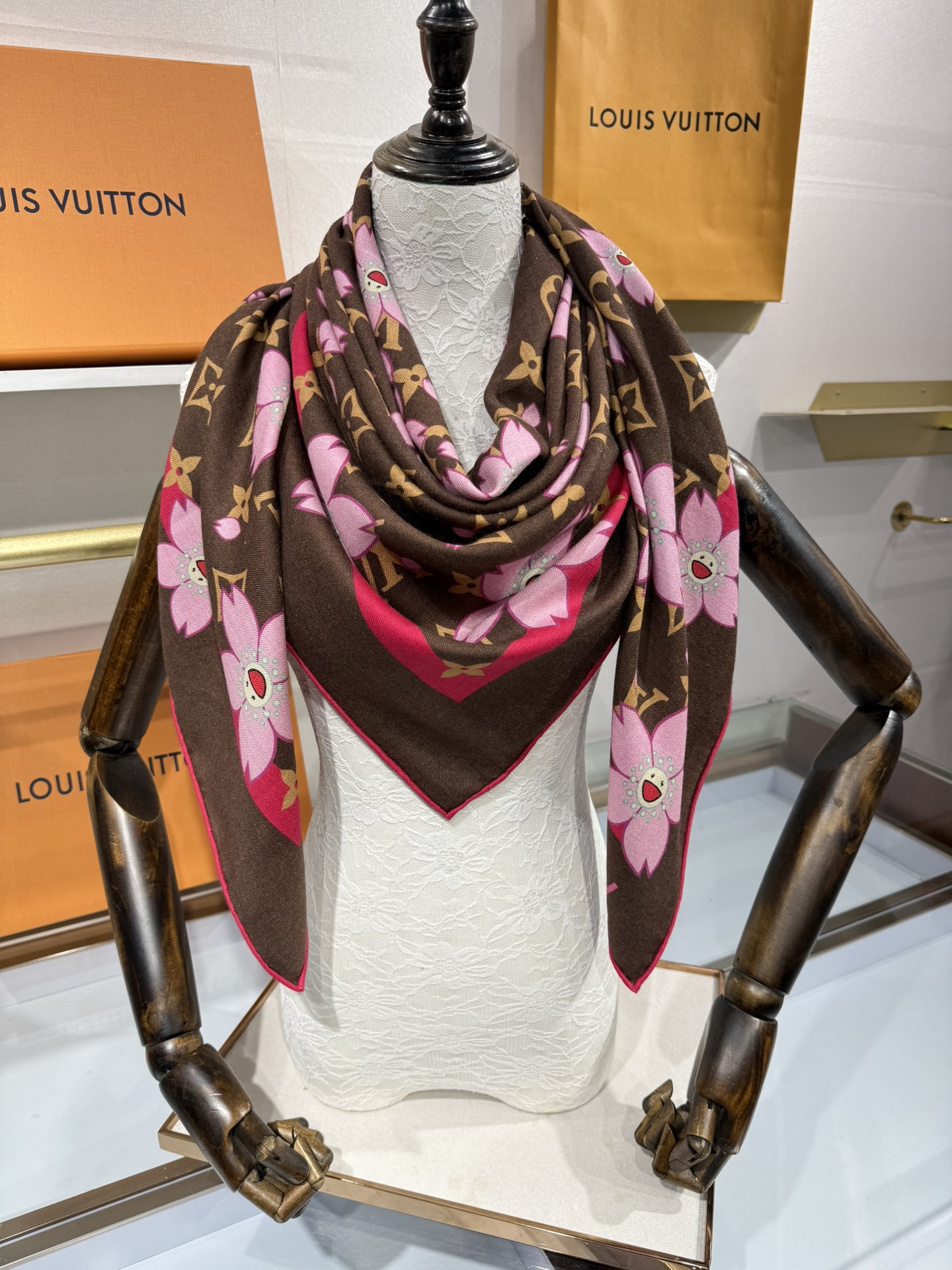 💟2025春款上新L驴家专柜最新款‼️。爆款哦  😘💍实物真心美 🎀披肩配以印花💓💃🏻无论设计喷绘都是非