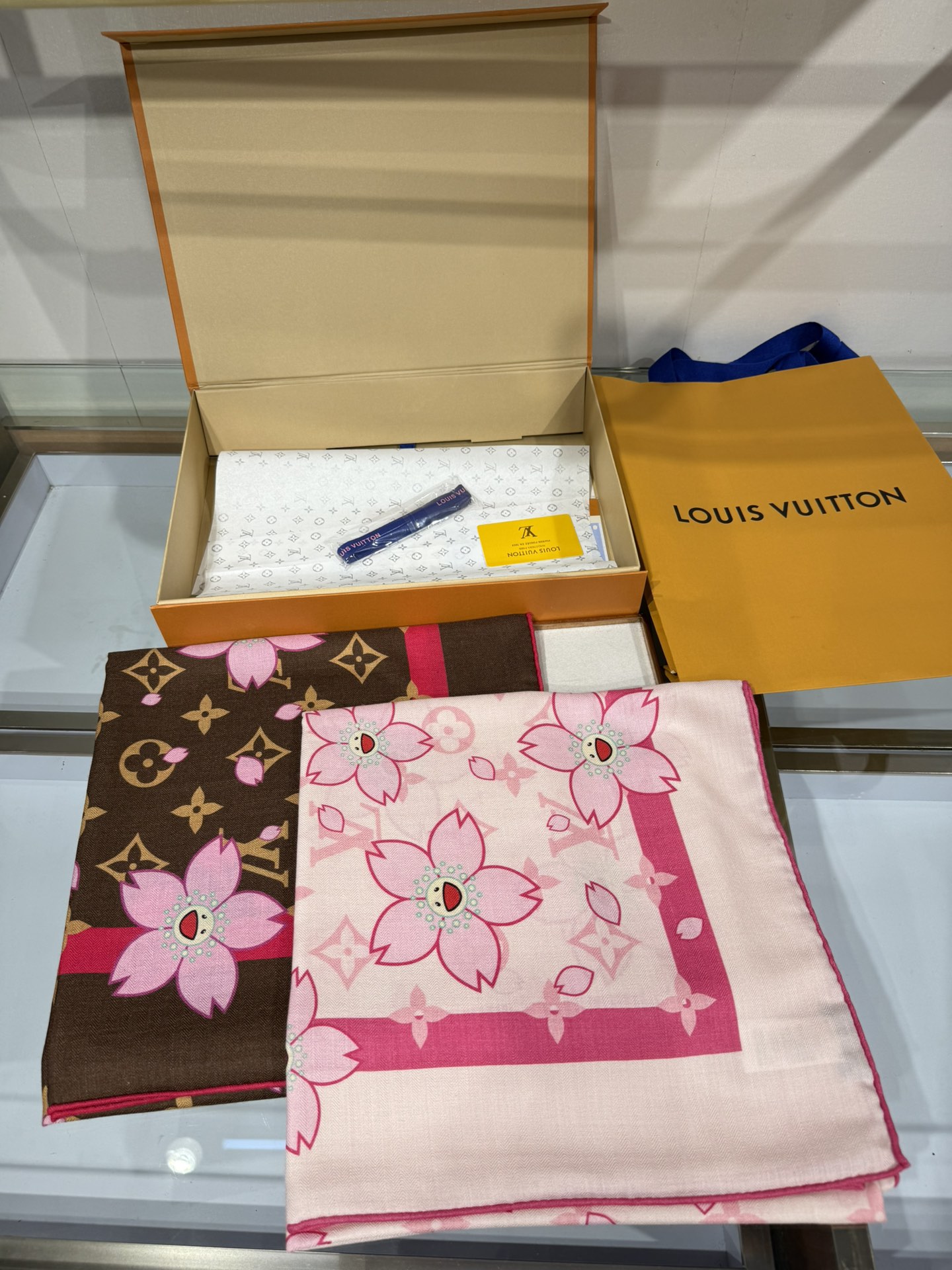 💟2025春款上新L驴家专柜最新款‼️。爆款哦  😘💍实物真心美 🎀披肩配以印花💓💃🏻无论设计喷绘都是非