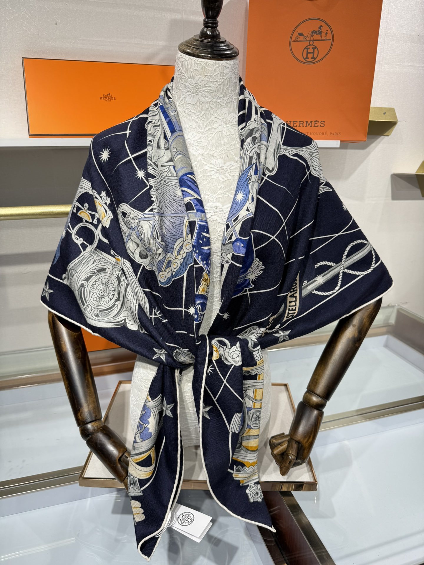 💟2025年秋冬上新💞【双面同色丝毛方巾】手工卷边山羊绒和真丝混纺披肩(70%山羊绒,30%桑蚕丝)这款