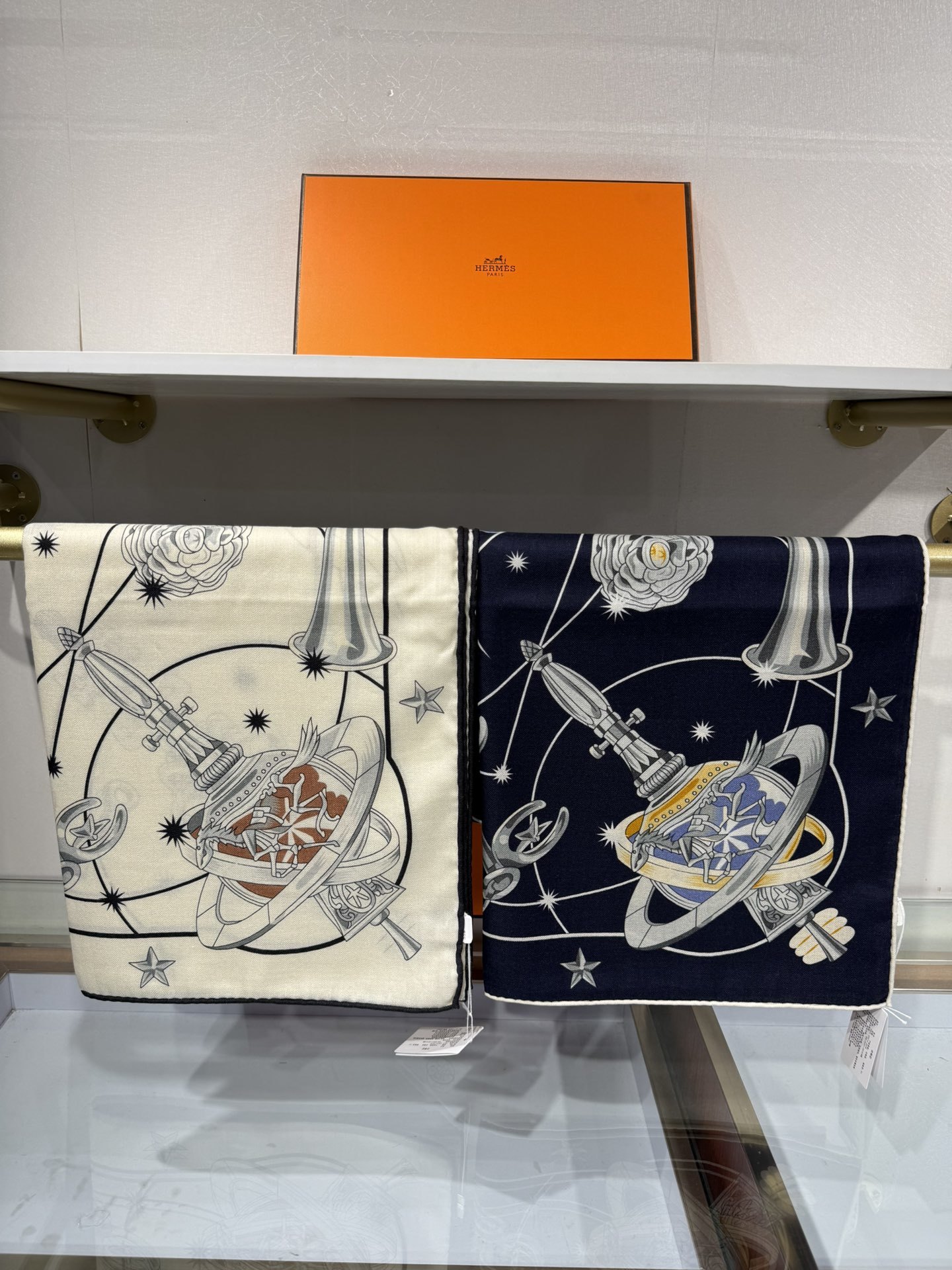 💟2025年秋冬上新💞【双面同色丝毛方巾】手工卷边山羊绒和真丝混纺披肩(70%山羊绒,30%桑蚕丝)这款