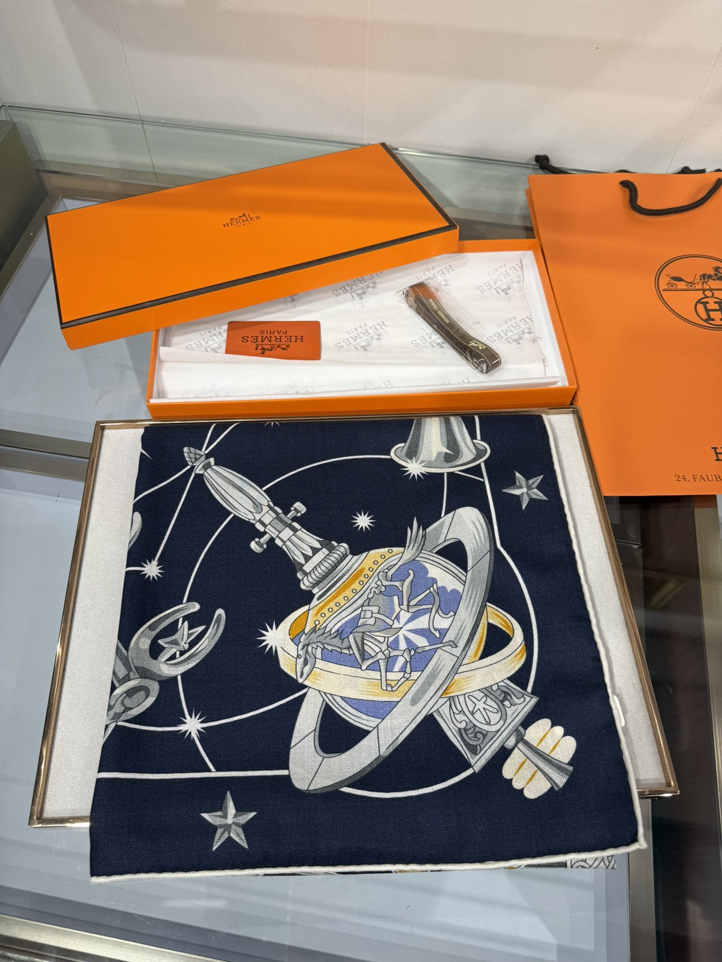 💟2025年秋冬上新💞【双面同色丝毛方巾】手工卷边山羊绒和真丝混纺披肩(70%山羊绒,30%桑蚕丝)这款