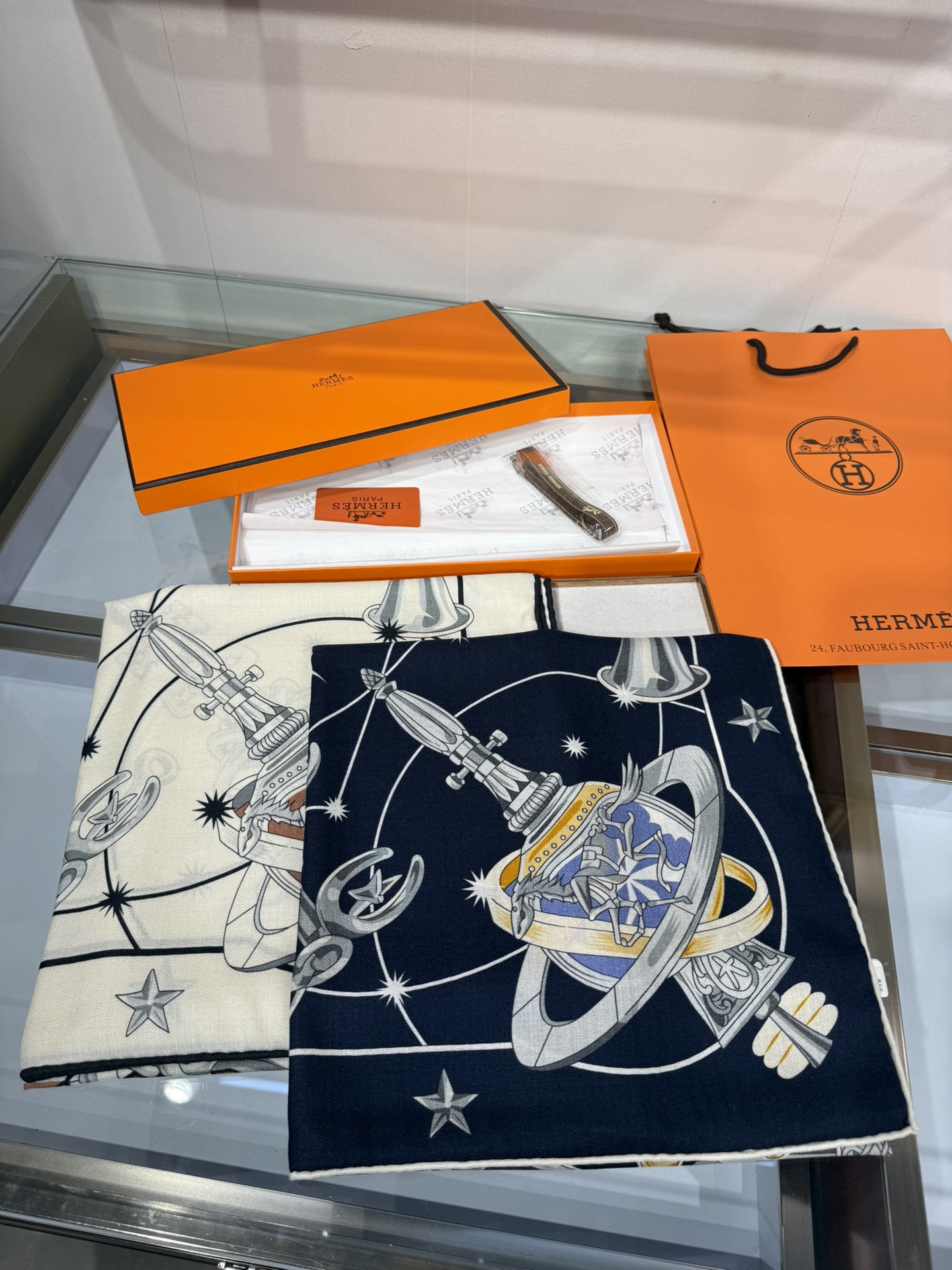 💟2025年秋冬上新💞【双面同色丝毛方巾】手工卷边山羊绒和真丝混纺披肩（70%山羊绒，30%桑蚕丝）这款