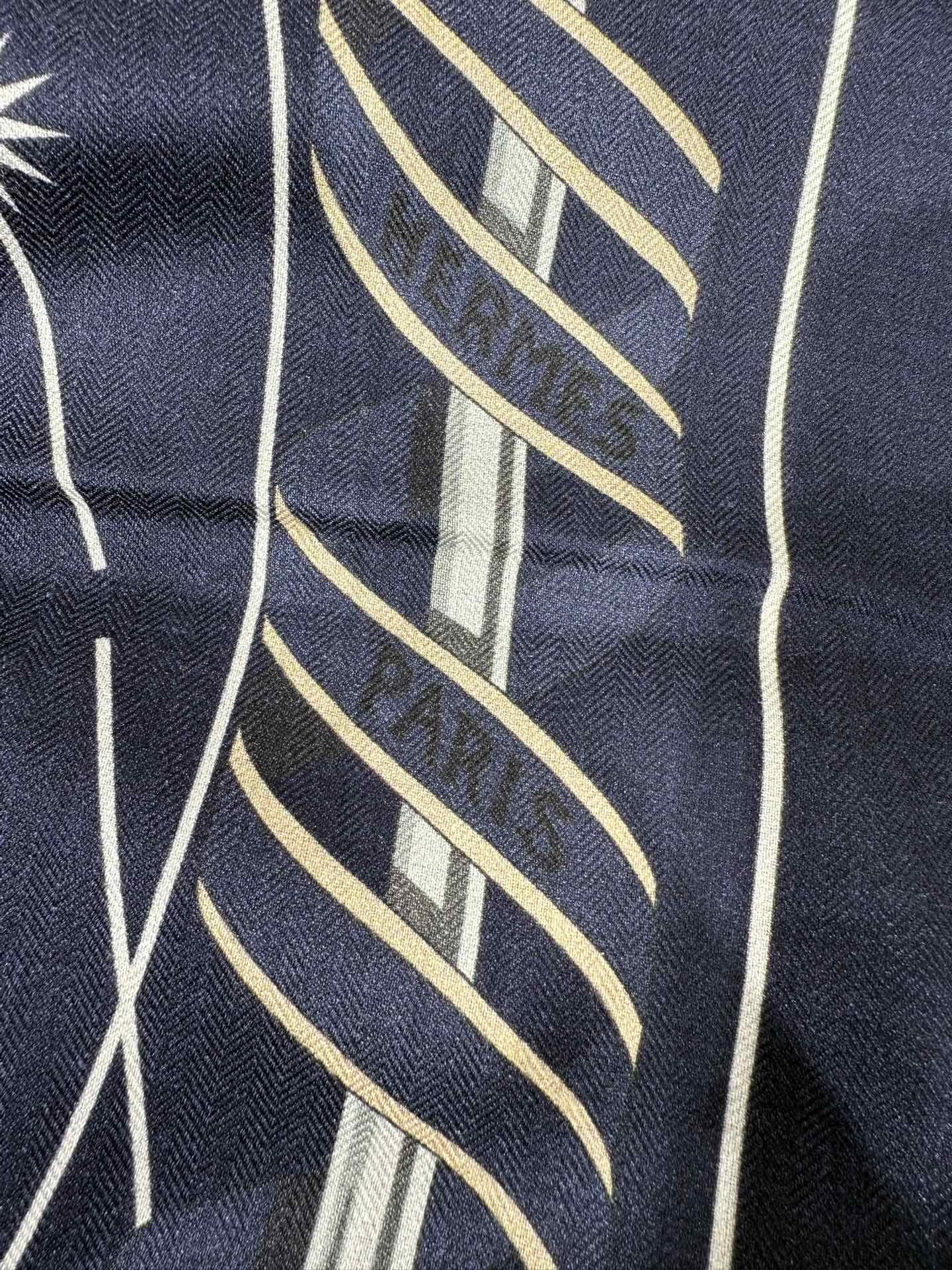 💟2025年秋冬上新💞【双面同色丝毛方巾】手工卷边山羊绒和真丝混纺披肩(70%山羊绒,30%桑蚕丝)这款