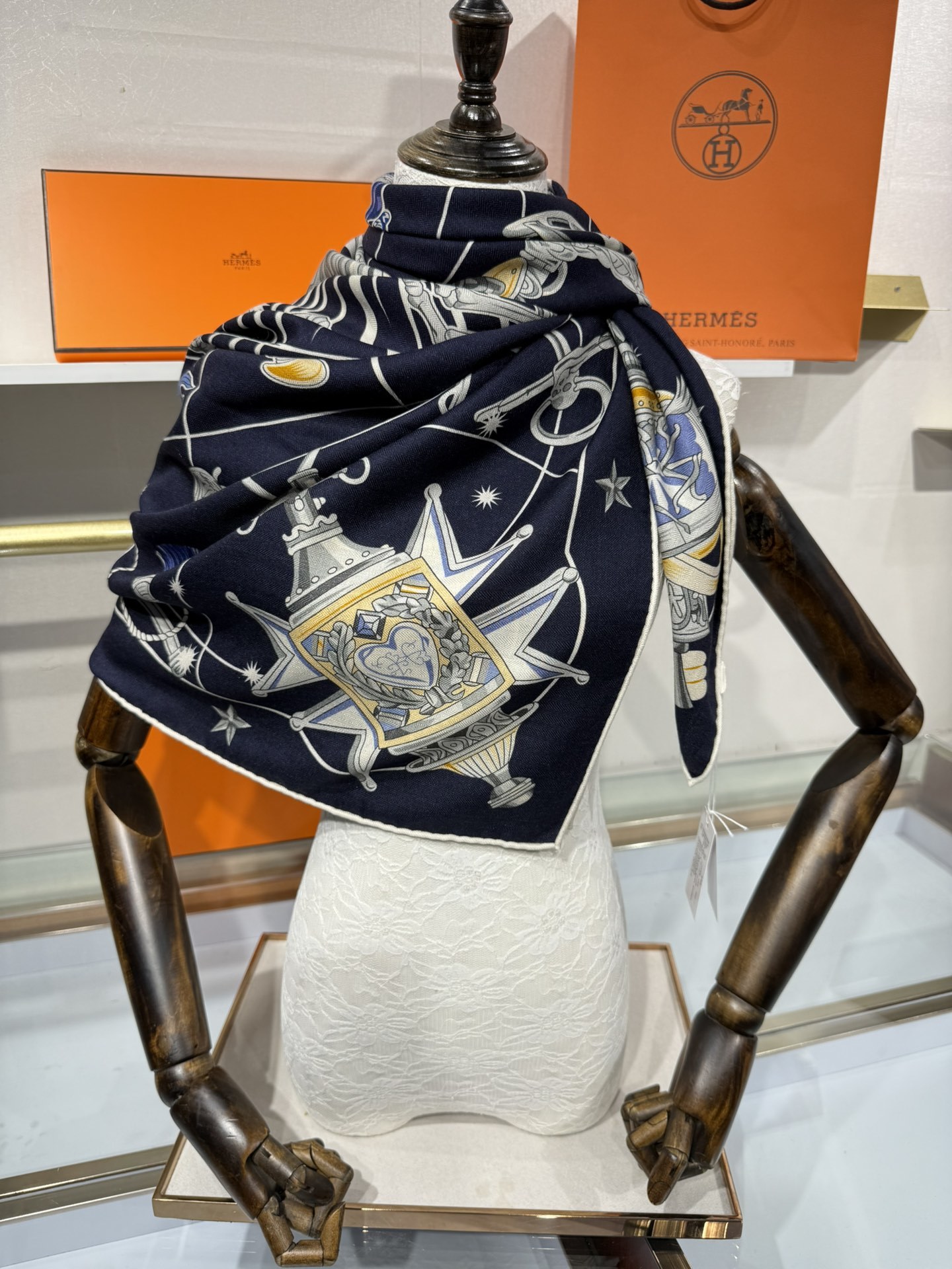 💟2025年秋冬上新💞【双面同色丝毛方巾】手工卷边山羊绒和真丝混纺披肩(70%山羊绒,30%桑蚕丝)这款