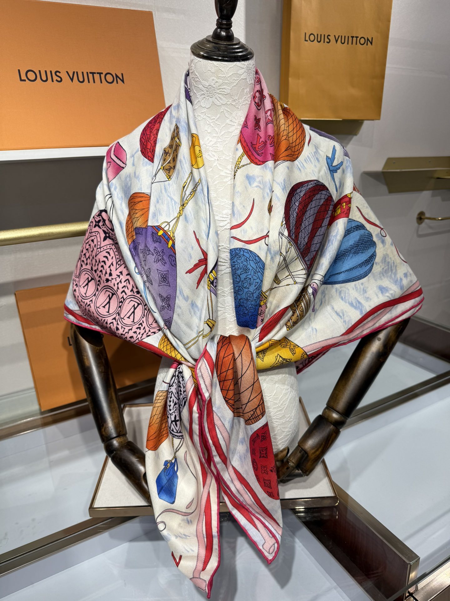 💟2025秋冬款上新L驴家专柜最新款‼️。爆款哦 😘💍实物真心美 🎀披肩配以印花💓💃🏻无论设计喷绘都是非