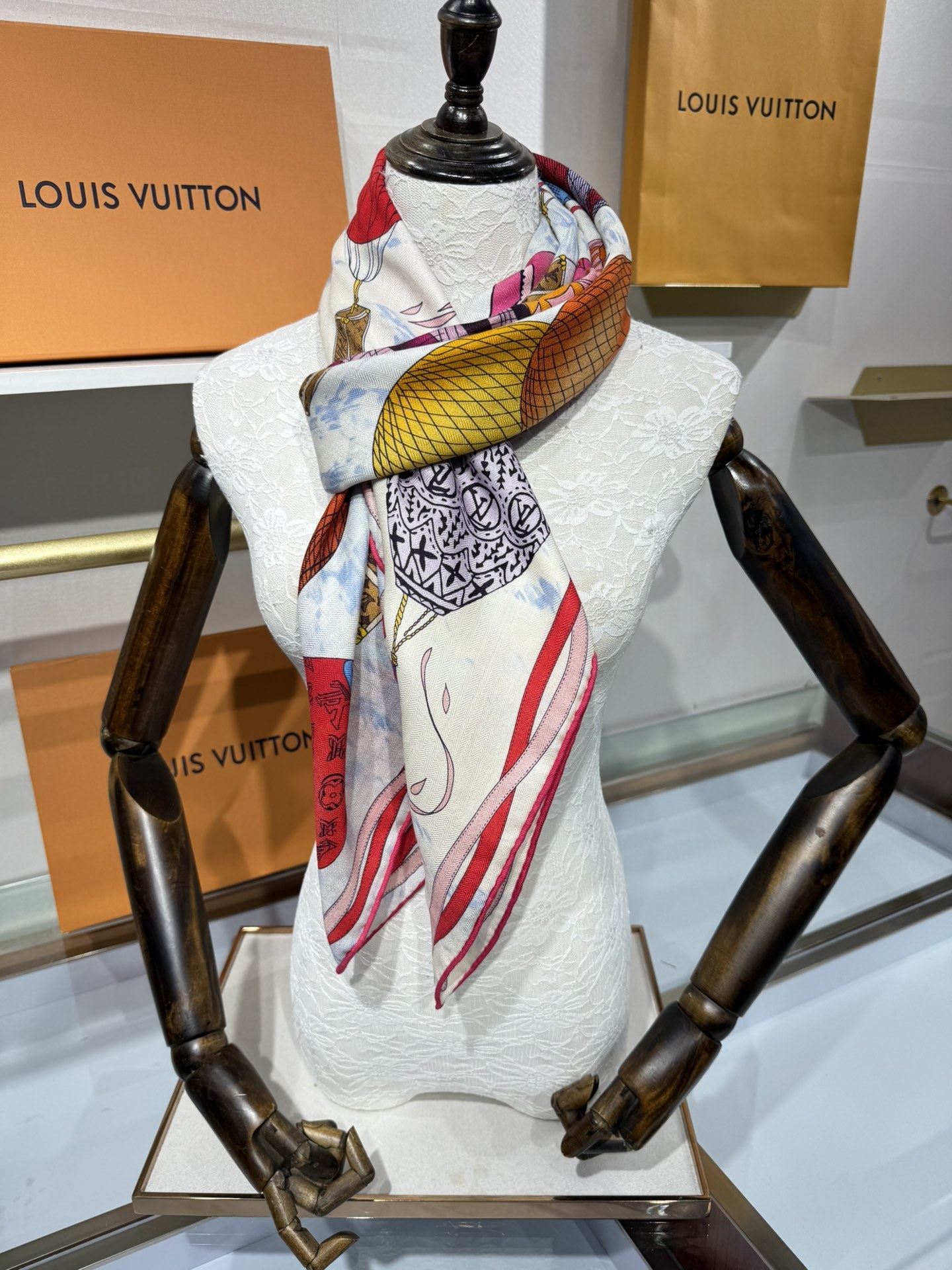 💟2025秋冬款上新L驴家专柜最新款‼️。爆款哦 😘💍实物真心美 🎀披肩配以印花💓💃🏻无论设计喷绘都是非