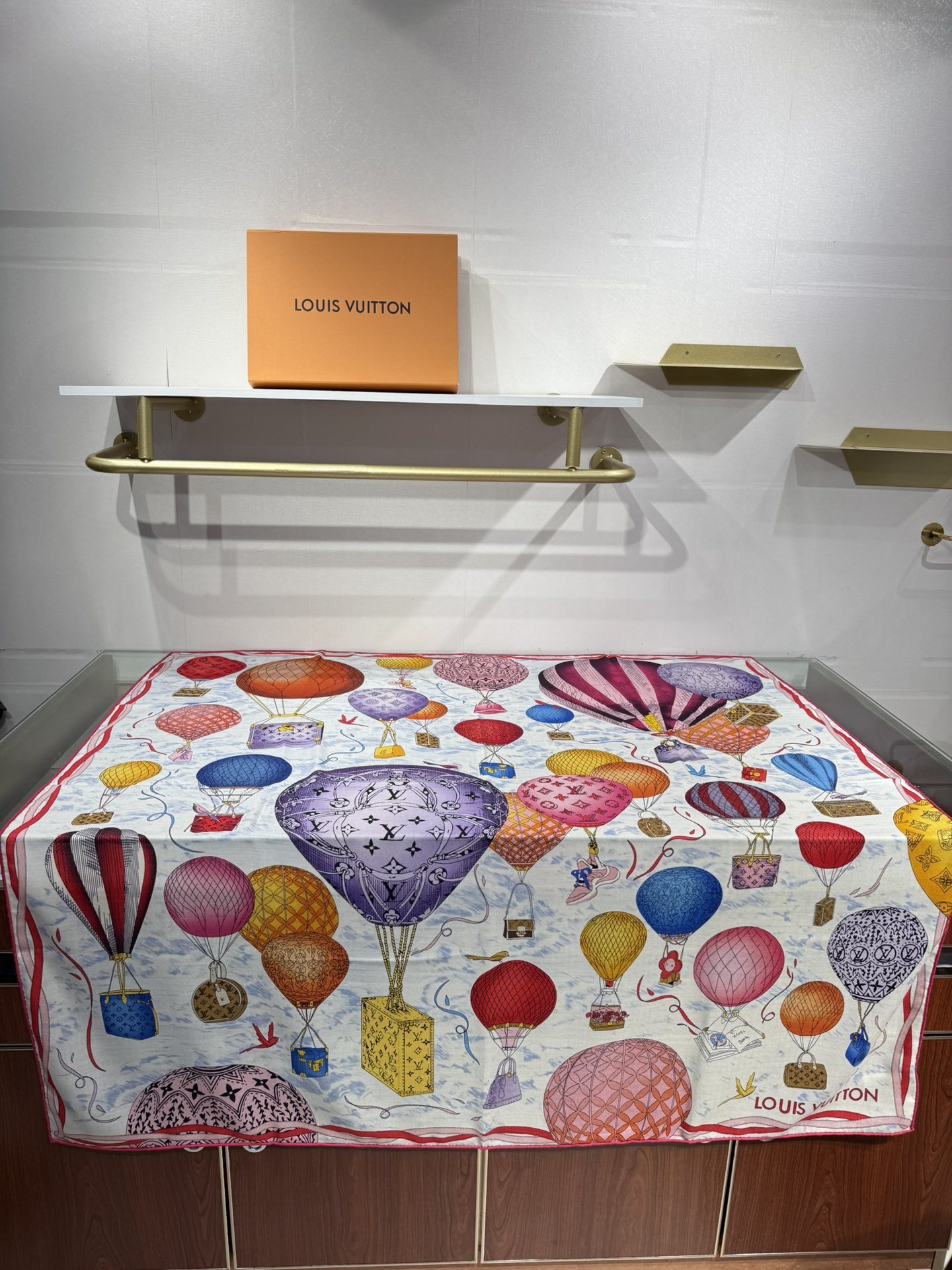 💟2025秋冬款上新L驴家专柜最新款‼️。爆款哦 😘💍实物真心美 🎀披肩配以印花💓💃🏻无论设计喷绘都是非