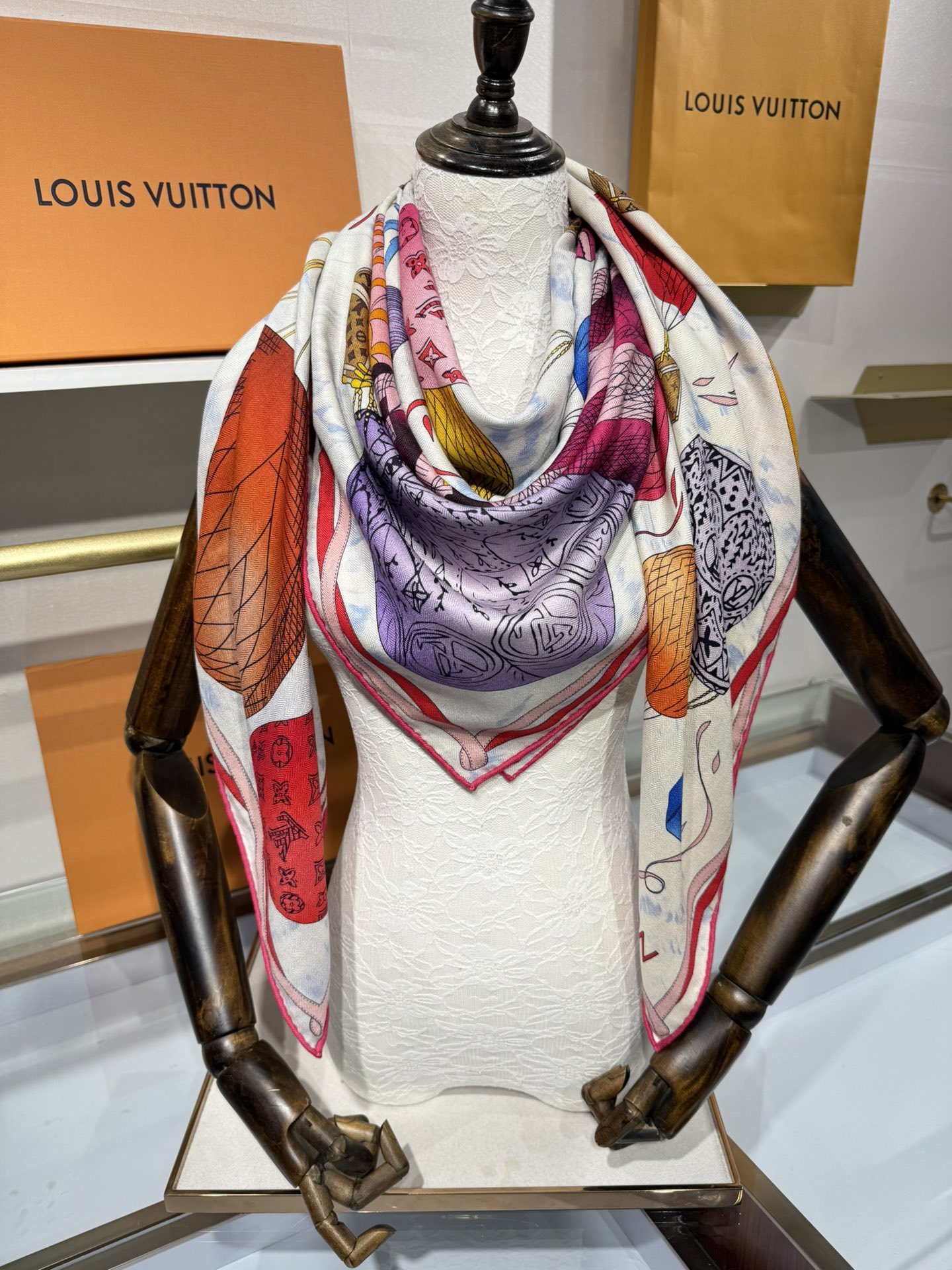 💟2025秋冬款上新L驴家专柜最新款‼️。爆款哦 😘💍实物真心美 🎀披肩配以印花💓💃🏻无论设计喷绘都是非