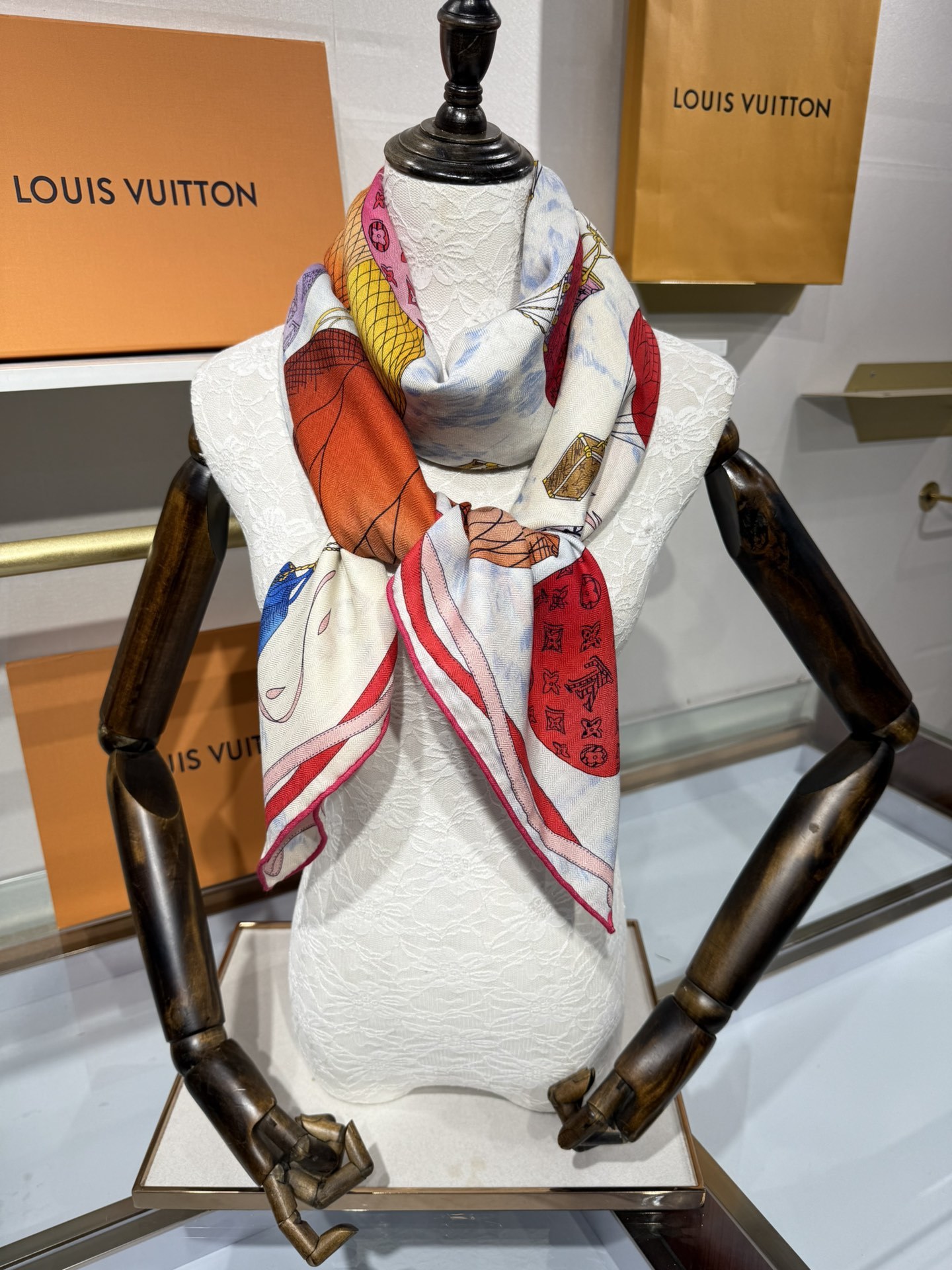 💟2025秋冬款上新L驴家专柜最新款‼️。爆款哦 😘💍实物真心美 🎀披肩配以印花💓💃🏻无论设计喷绘都是非