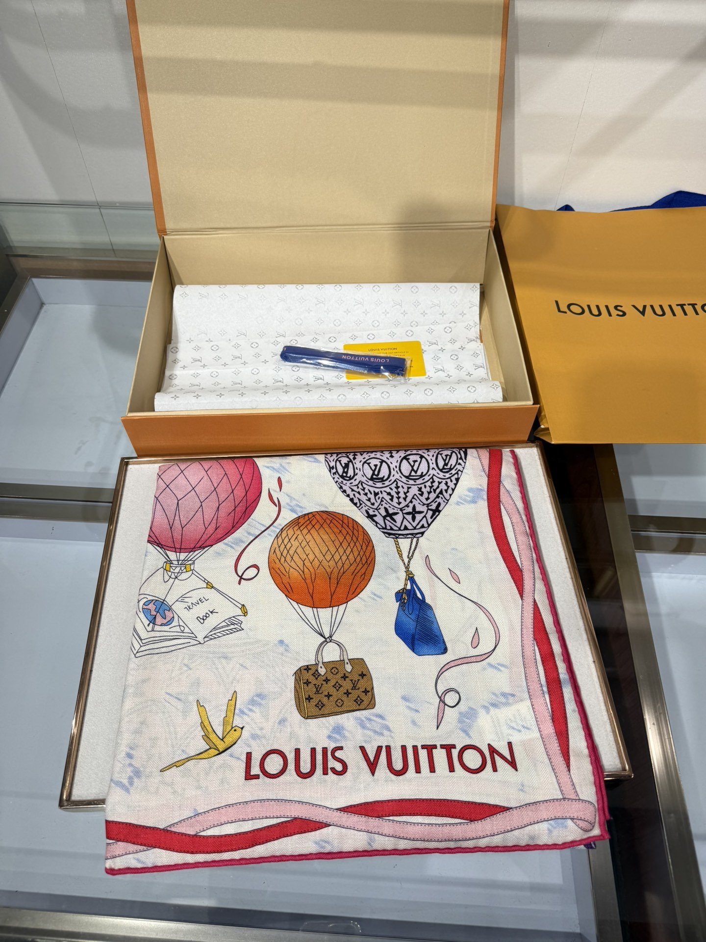 💟2025秋冬款上新L驴家专柜最新款‼️。爆款哦 😘💍实物真心美 🎀披肩配以印花💓💃🏻无论设计喷绘都是非