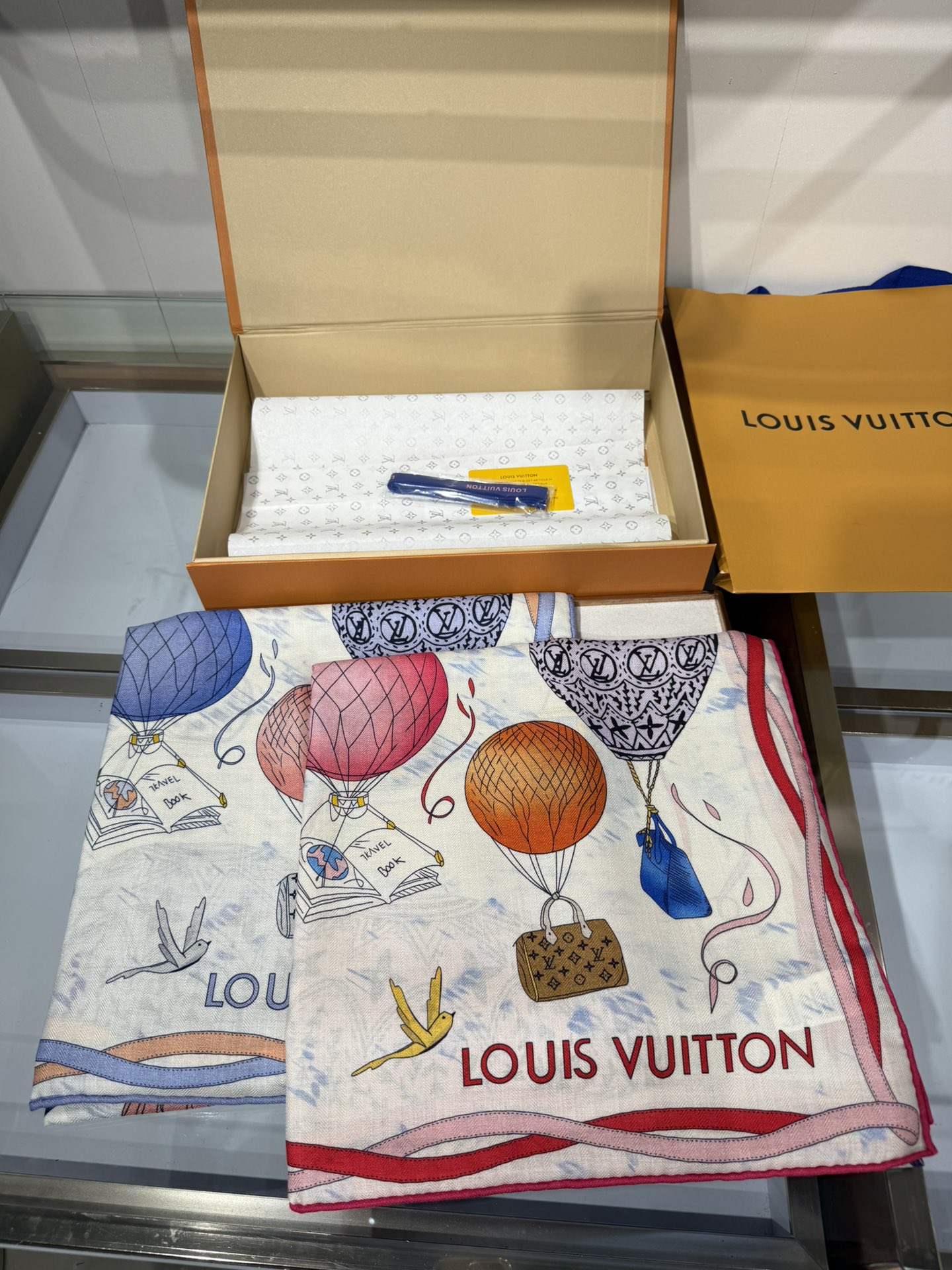 💟2025秋冬款上新L驴家专柜最新款‼️。爆款哦 😘💍实物真心美 🎀披肩配以印花💓💃🏻无论设计喷绘都是非