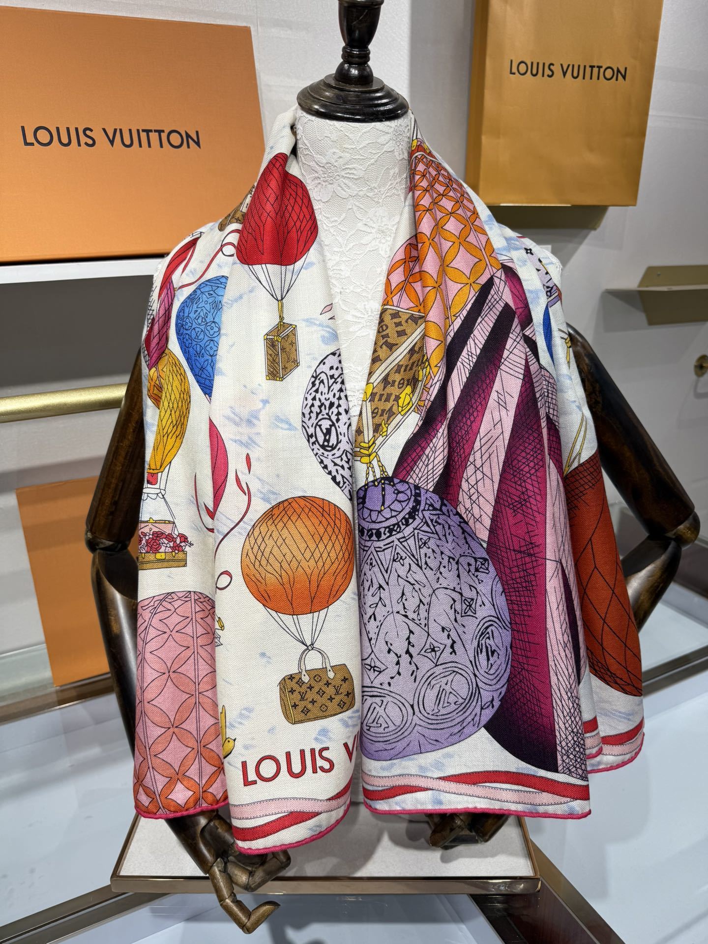 💟2025秋冬款上新L驴家专柜最新款‼️。爆款哦 😘💍实物真心美 🎀披肩配以印花💓💃🏻无论设计喷绘都是非