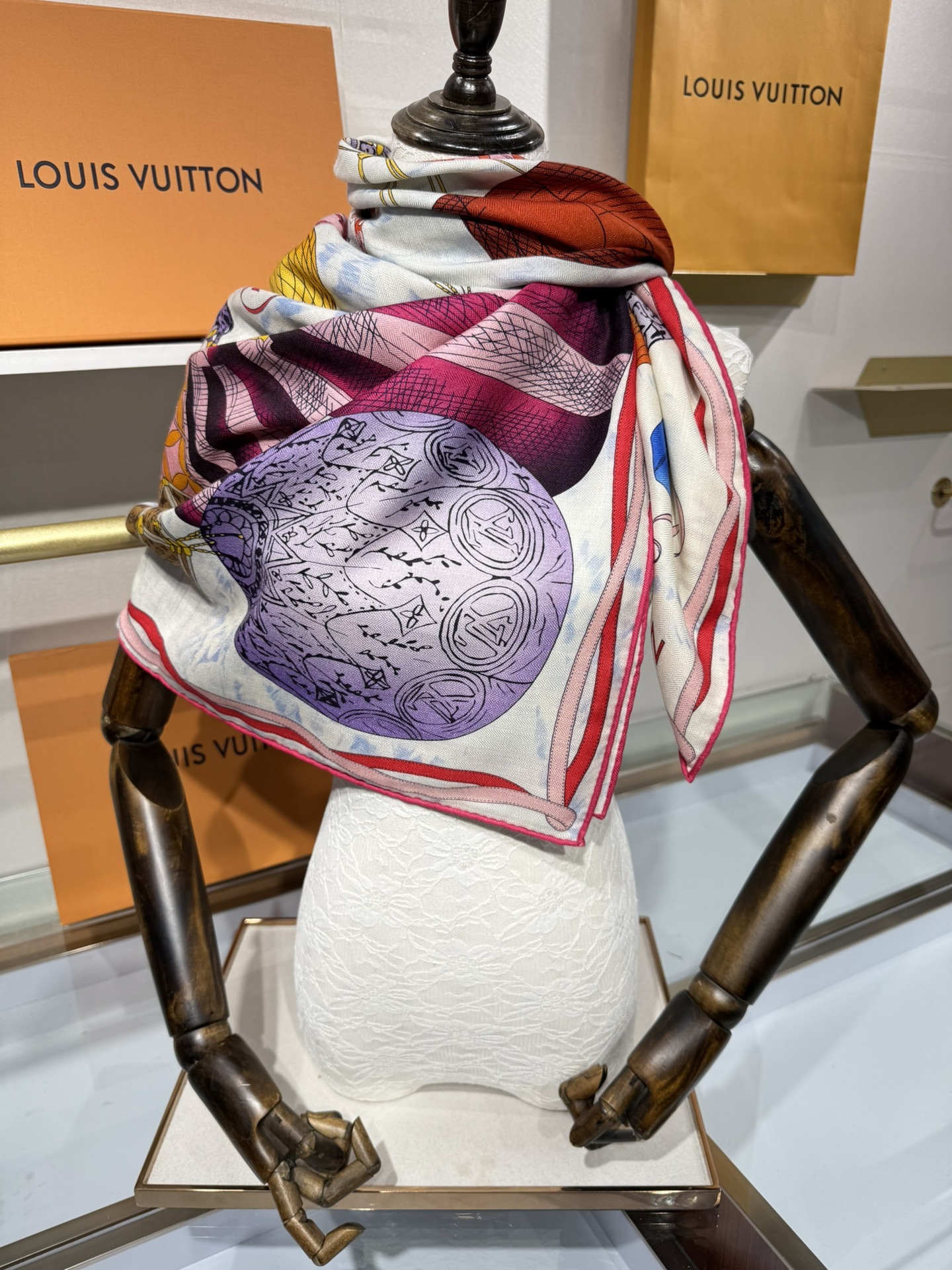 💟2025秋冬款上新L驴家专柜最新款‼️。爆款哦 😘💍实物真心美 🎀披肩配以印花💓💃🏻无论设计喷绘都是非