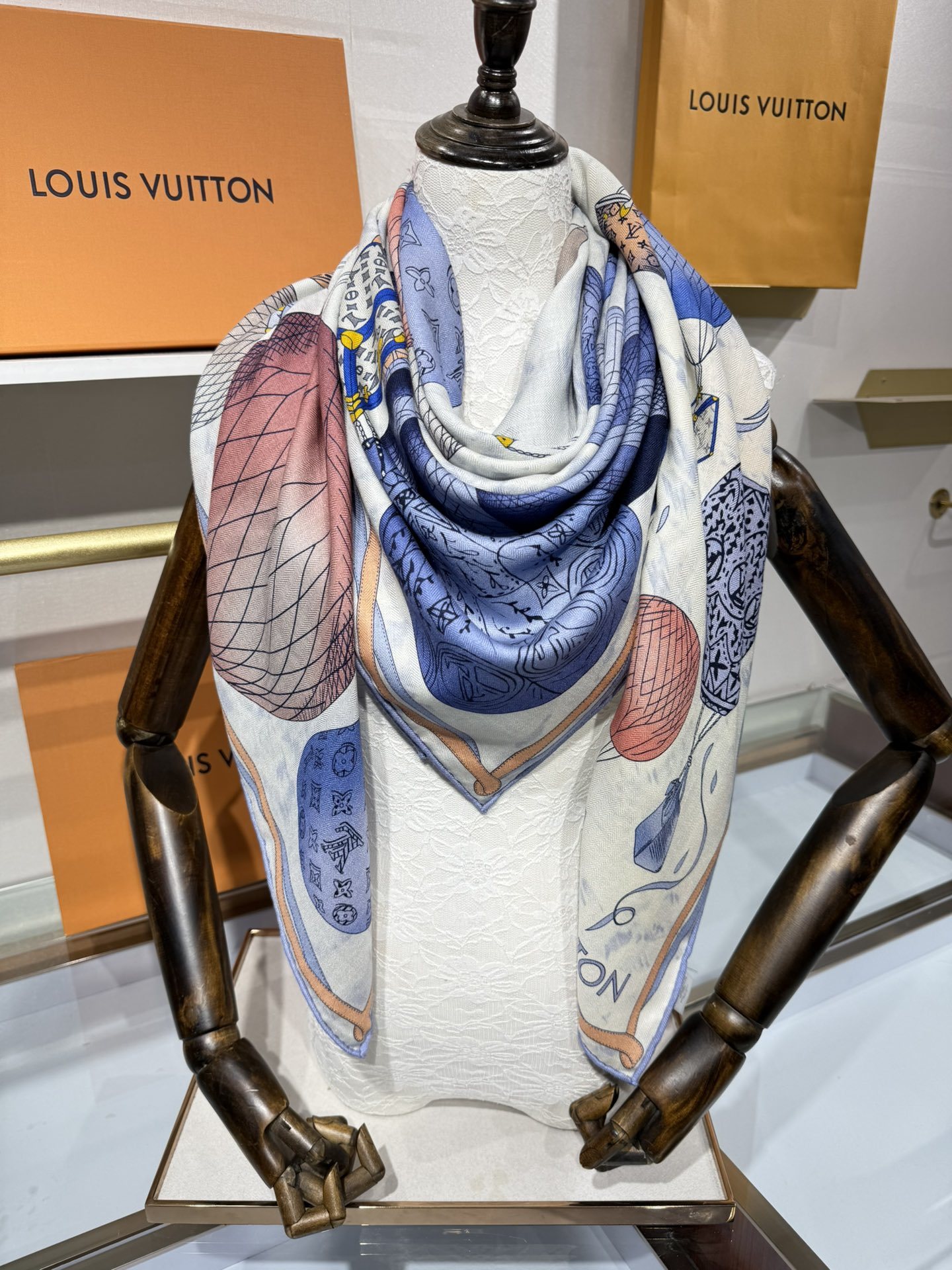 💟2025秋冬款上新L驴家专柜最新款‼️。爆款哦 😘💍实物真心美 🎀披肩配以印花💓💃🏻无论设计喷绘都是非