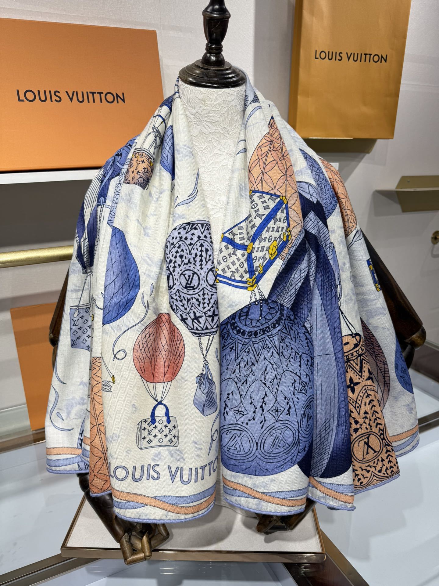 💟2025秋冬款上新L驴家专柜最新款‼️。爆款哦 😘💍实物真心美 🎀披肩配以印花💓💃🏻无论设计喷绘都是非