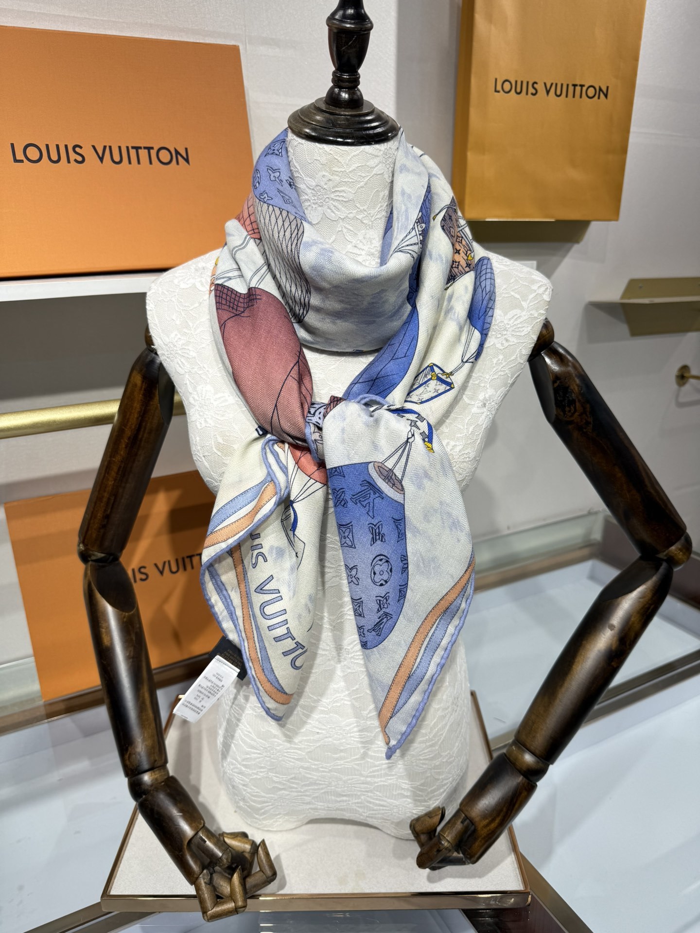 💟2025秋冬款上新L驴家专柜最新款‼️。爆款哦 😘💍实物真心美 🎀披肩配以印花💓💃🏻无论设计喷绘都是非