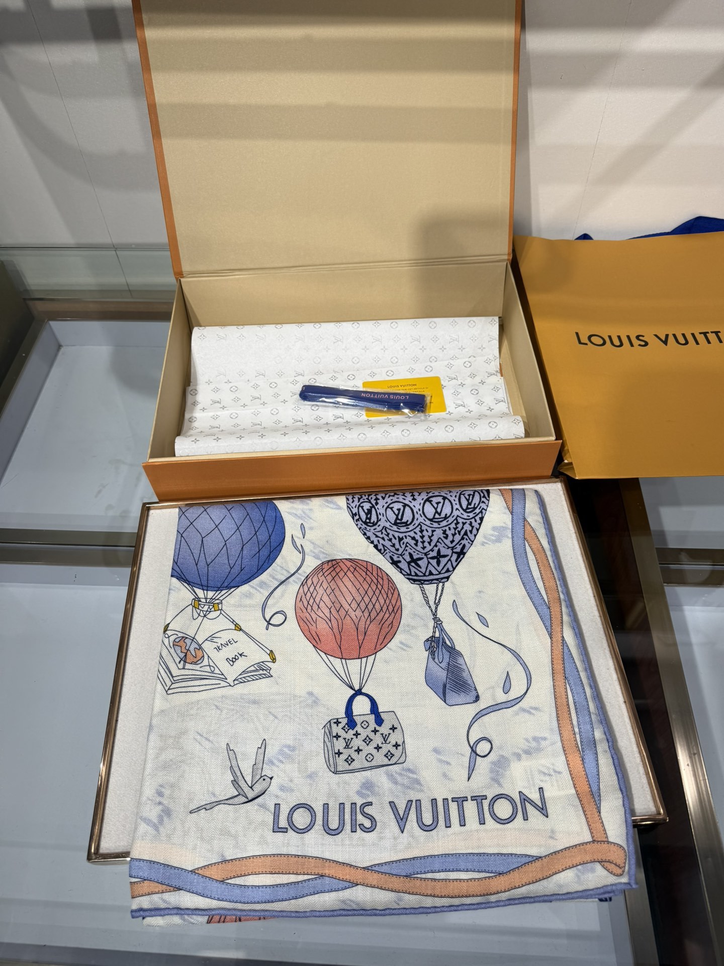 💟2025秋冬款上新L驴家专柜最新款‼️。爆款哦 😘💍实物真心美 🎀披肩配以印花💓💃🏻无论设计喷绘都是非