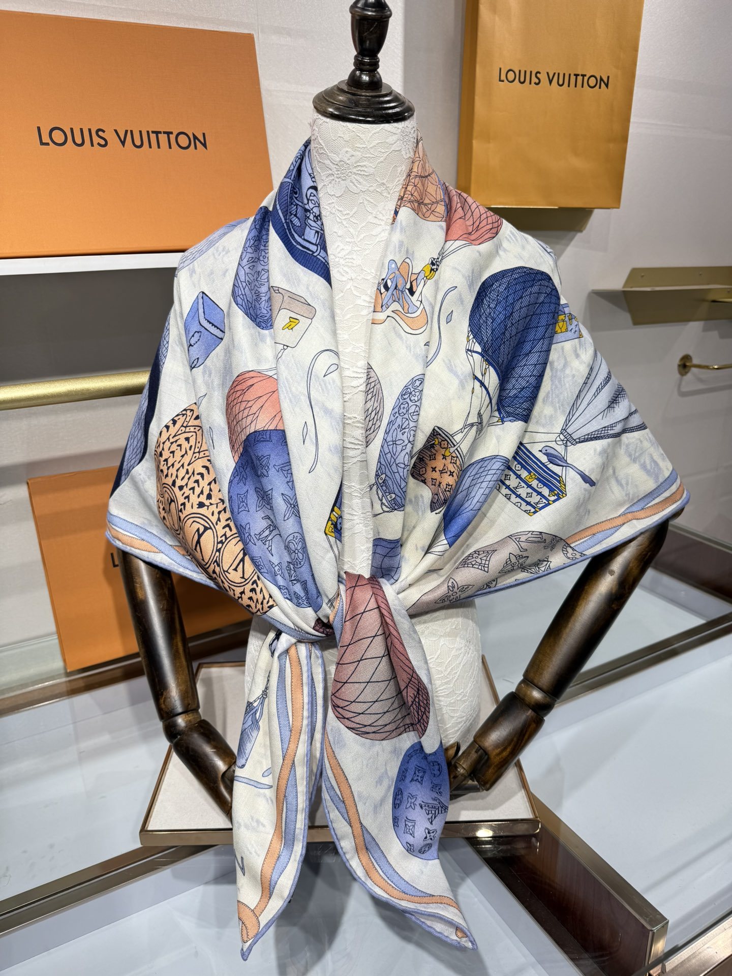 💟2025秋冬款上新L驴家专柜最新款‼️。爆款哦 😘💍实物真心美 🎀披肩配以印花💓💃🏻无论设计喷绘都是非