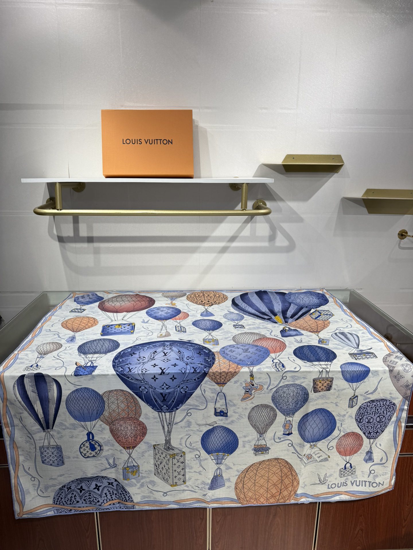 💟2025秋冬款上新L驴家专柜最新款‼️。爆款哦 😘💍实物真心美 🎀披肩配以印花💓💃🏻无论设计喷绘都是非