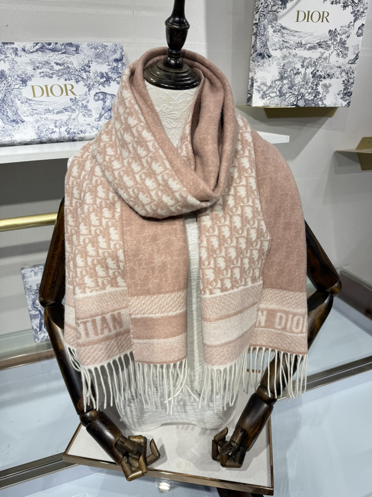 💟2025年☑️Dior最新款 · 这款 Oblique 印花围巾重新诠释 Dior 经典标识，彰显现代