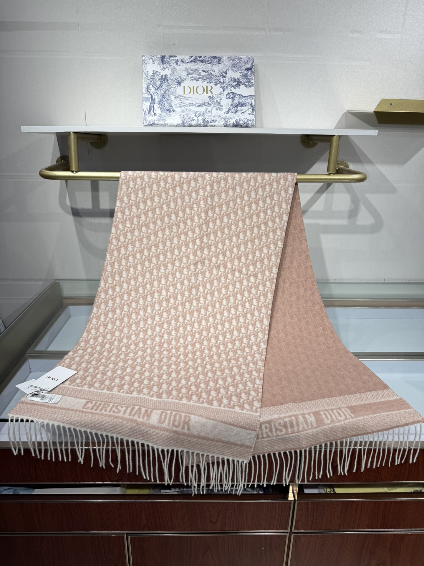 💟2025年☑️Dior最新款 · 这款 Oblique 印花围巾重新诠释 Dior 经典标识，彰显现代