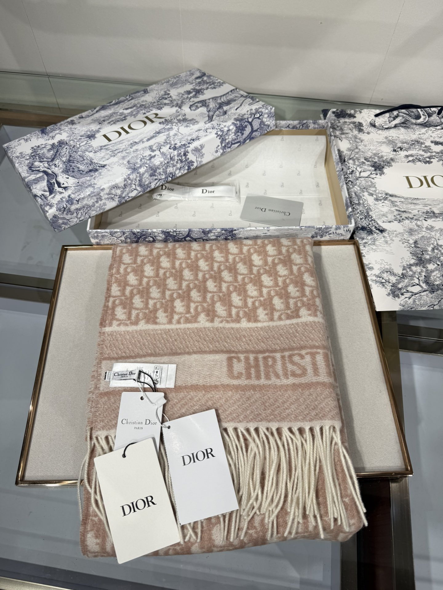 💟2025年☑️Dior最新款 · 这款 Oblique 印花围巾重新诠释 Dior 经典标识，彰显现代