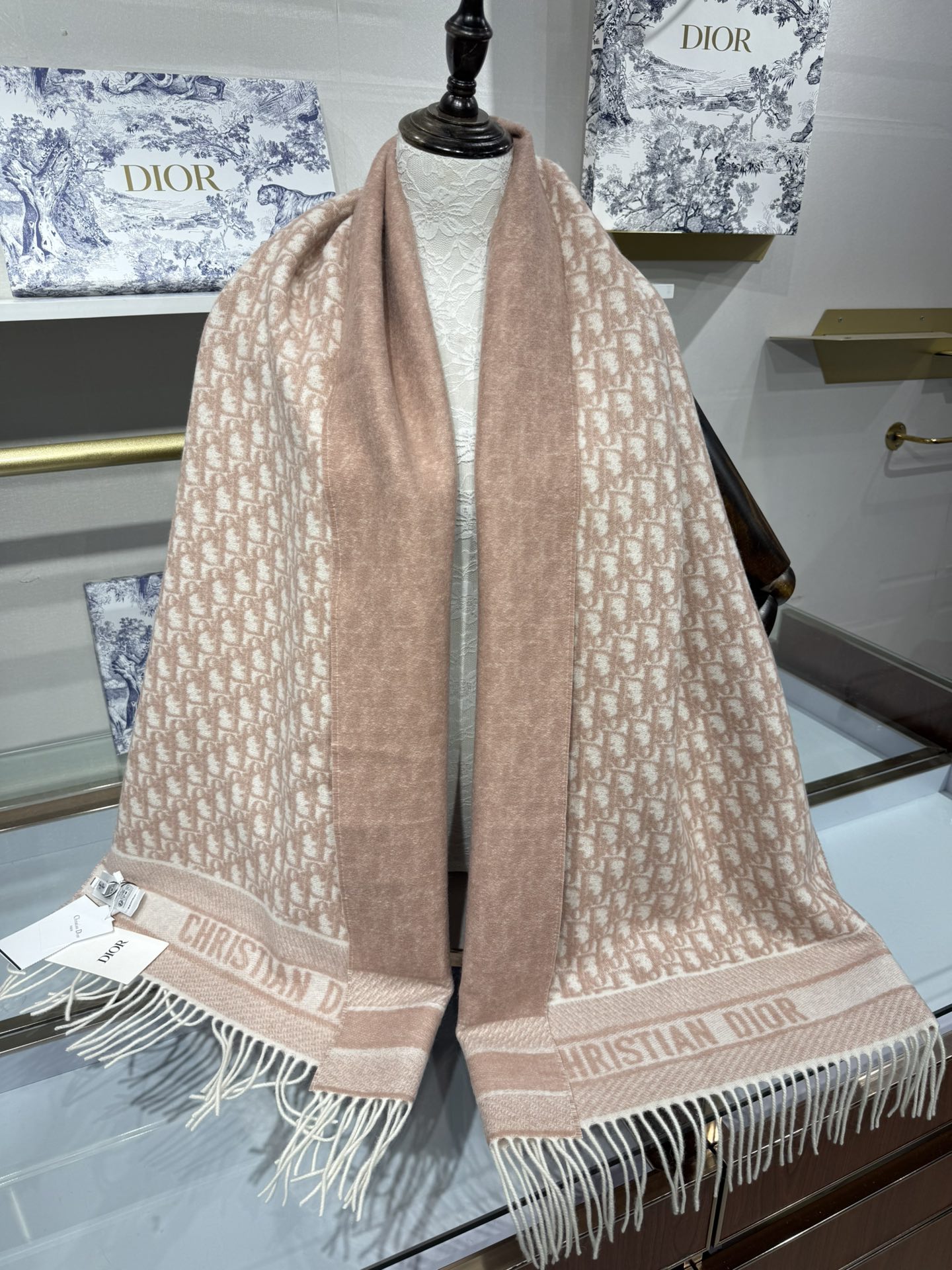 💟2025年☑️Dior最新款 · 这款 Oblique 印花围巾重新诠释 Dior 经典标识，彰显现代