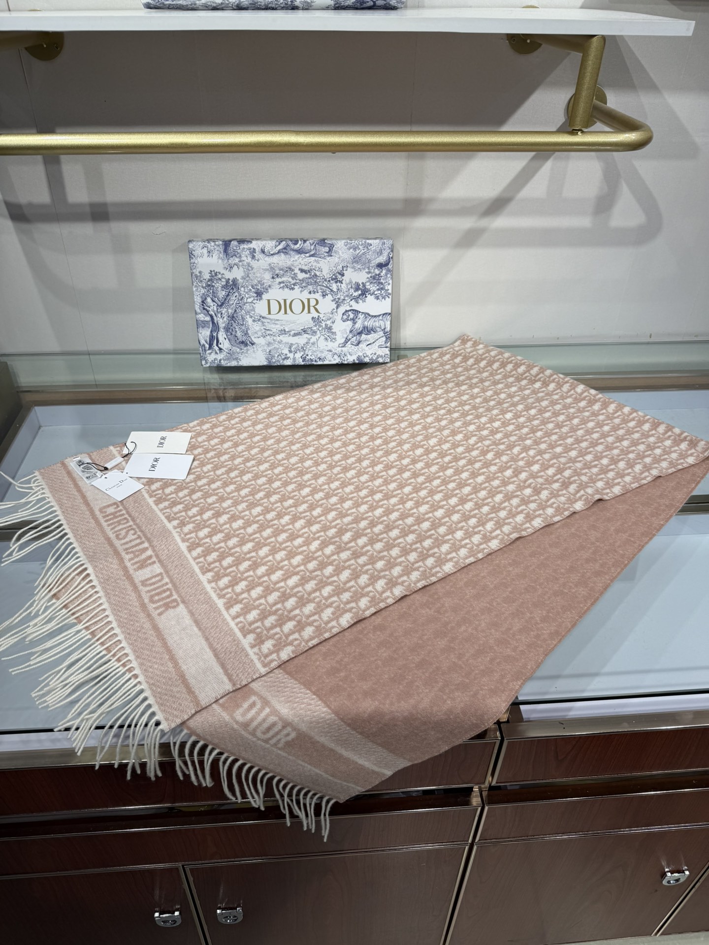 💟2025年☑️Dior最新款 · 这款 Oblique 印花围巾重新诠释 Dior 经典标识，彰显现代