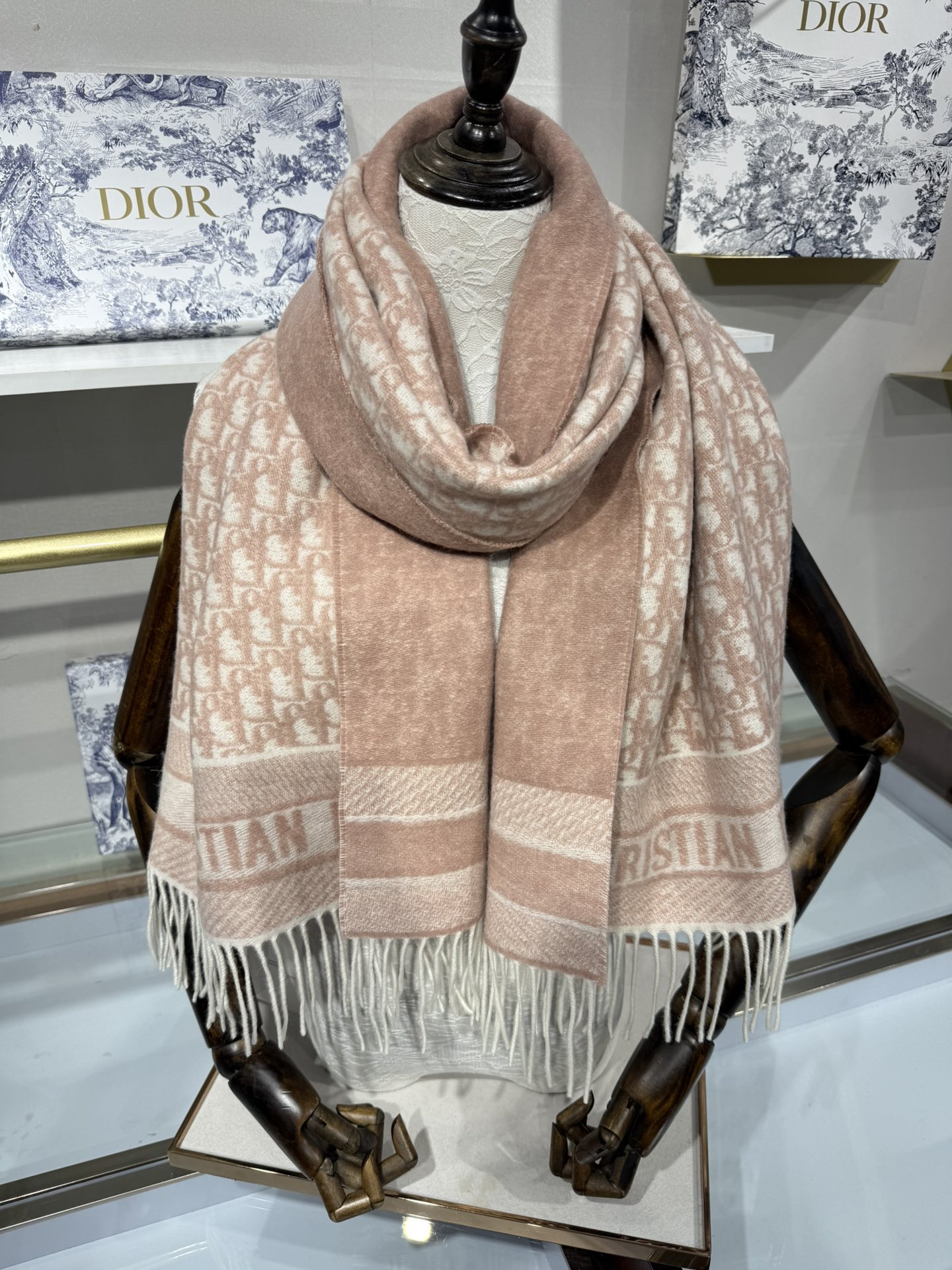 💟2025年☑️Dior最新款 · 这款 Oblique 印花围巾重新诠释 Dior 经典标识，彰显现代