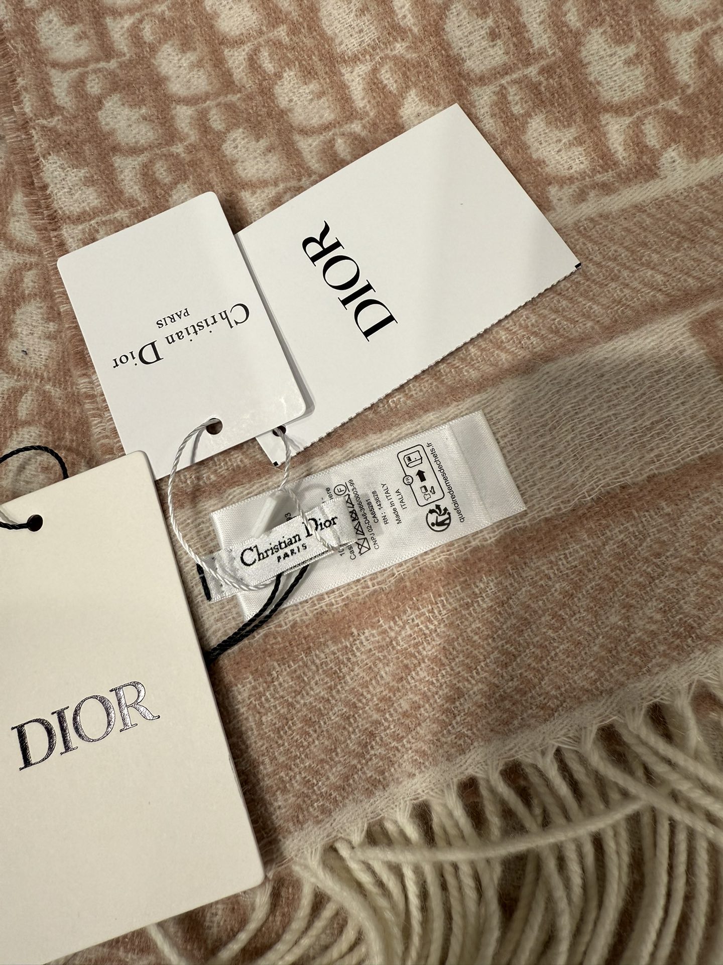 💟2025年☑️Dior最新款 · 这款 Oblique 印花围巾重新诠释 Dior 经典标识，彰显现代