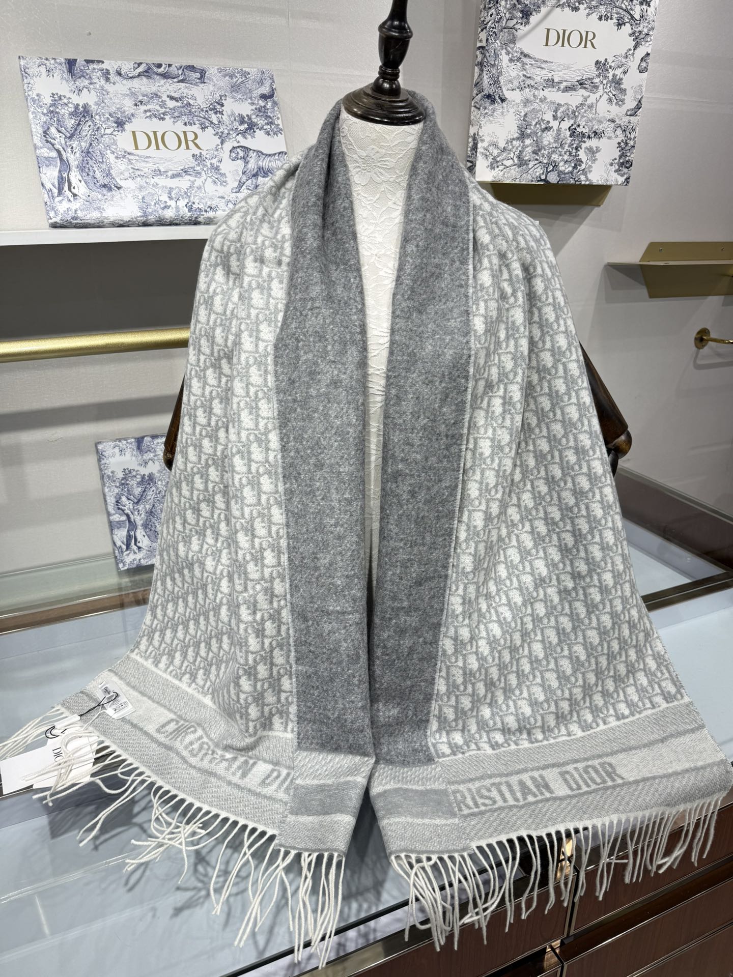 💟2025年☑️Dior最新款 · 这款 Oblique 印花围巾重新诠释 Dior 经典标识，彰显现代