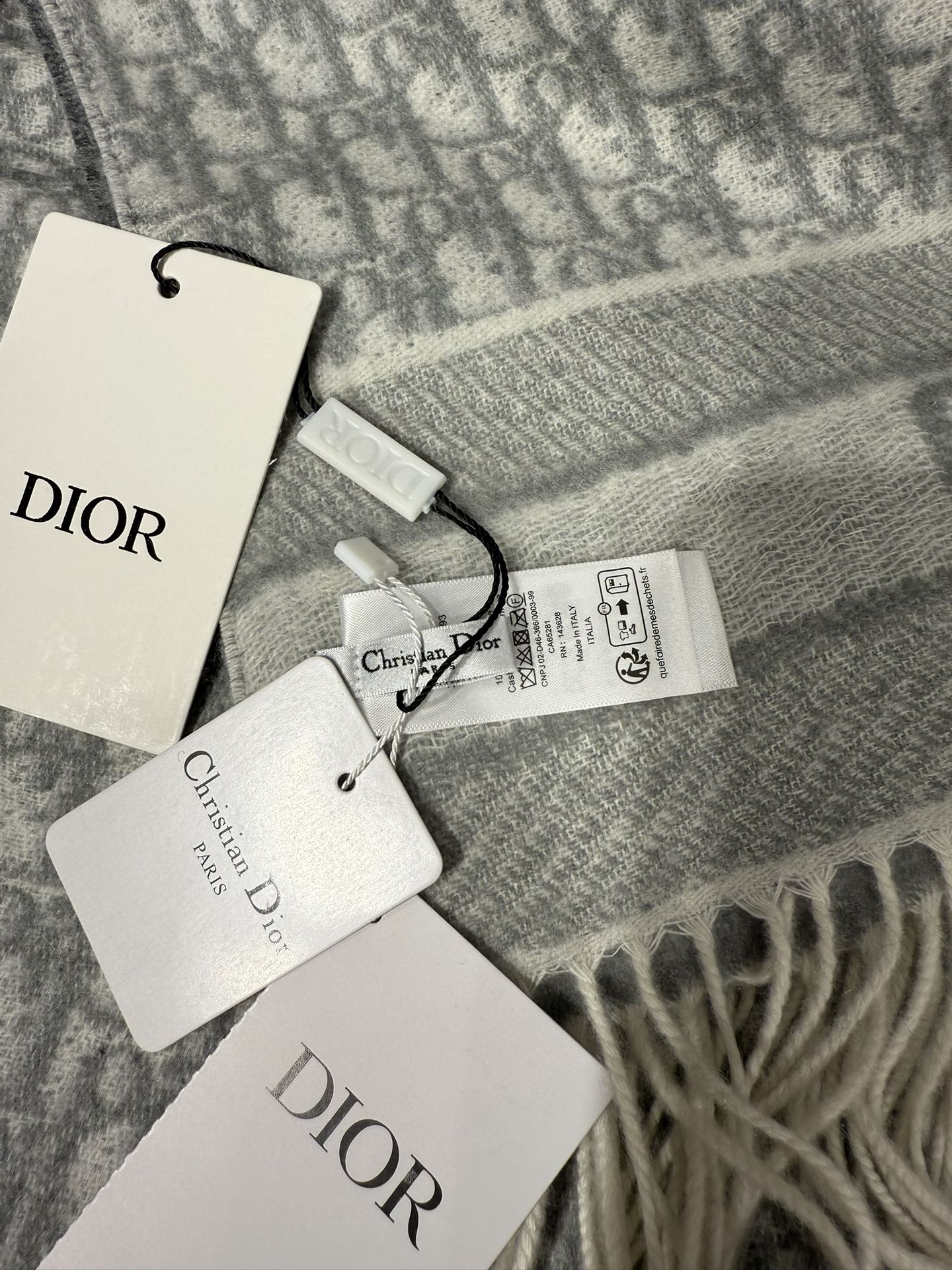 💟2025年☑️Dior最新款 · 这款 Oblique 印花围巾重新诠释 Dior 经典标识，彰显现代