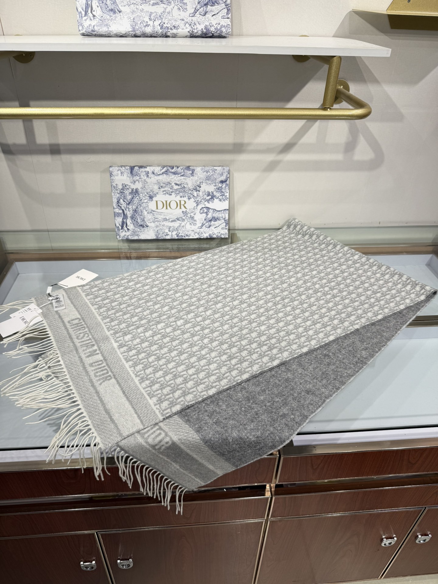 💟2025年☑️Dior最新款 · 这款 Oblique 印花围巾重新诠释 Dior 经典标识，彰显现代