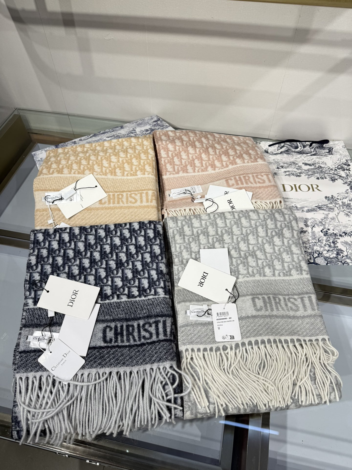 💟2025年☑️Dior最新款 · 这款 Oblique 印花围巾重新诠释 Dior 经典标识，彰显现代