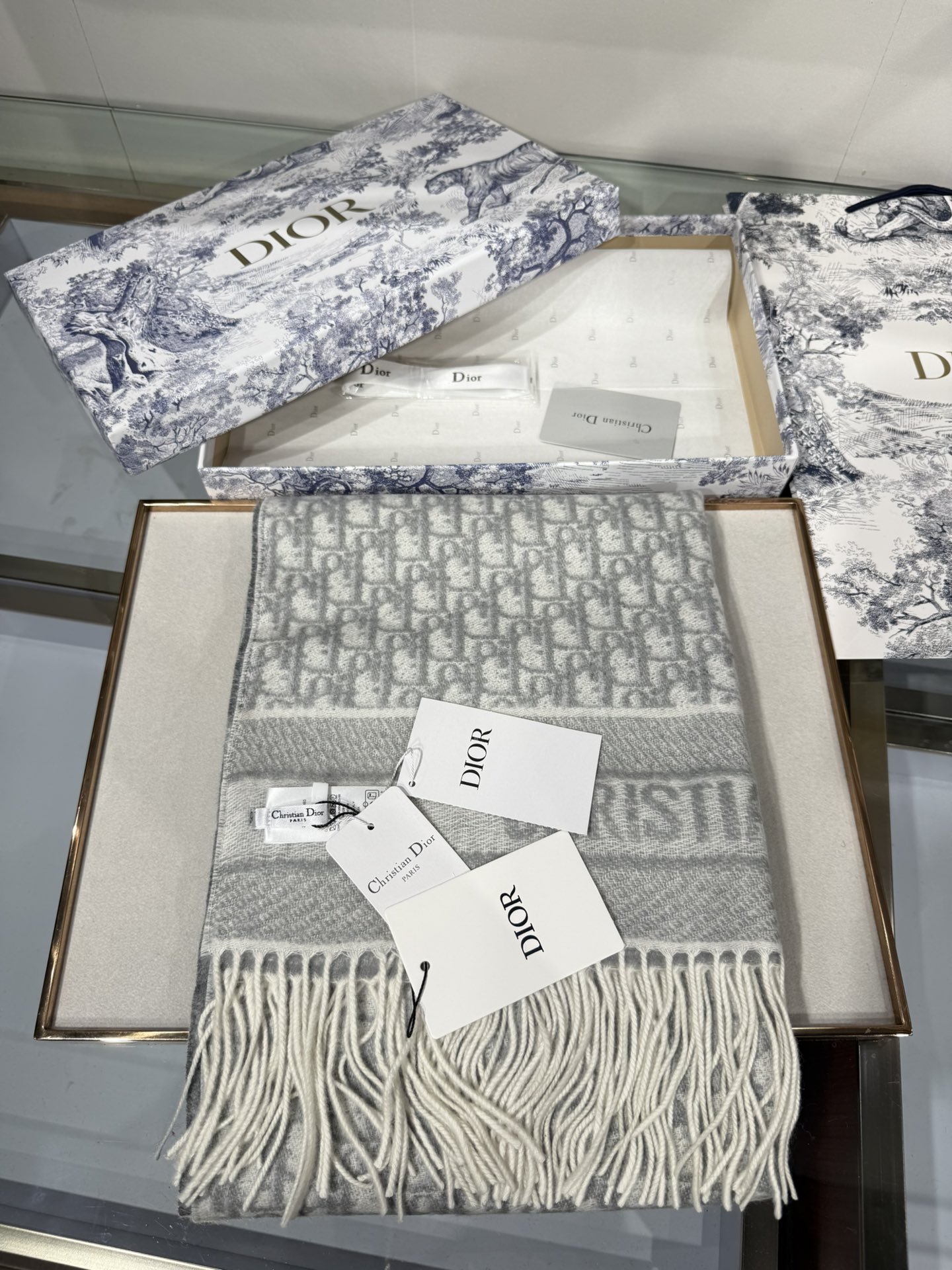 💟2025年☑️Dior最新款 · 这款 Oblique 印花围巾重新诠释 Dior 经典标识，彰显现代