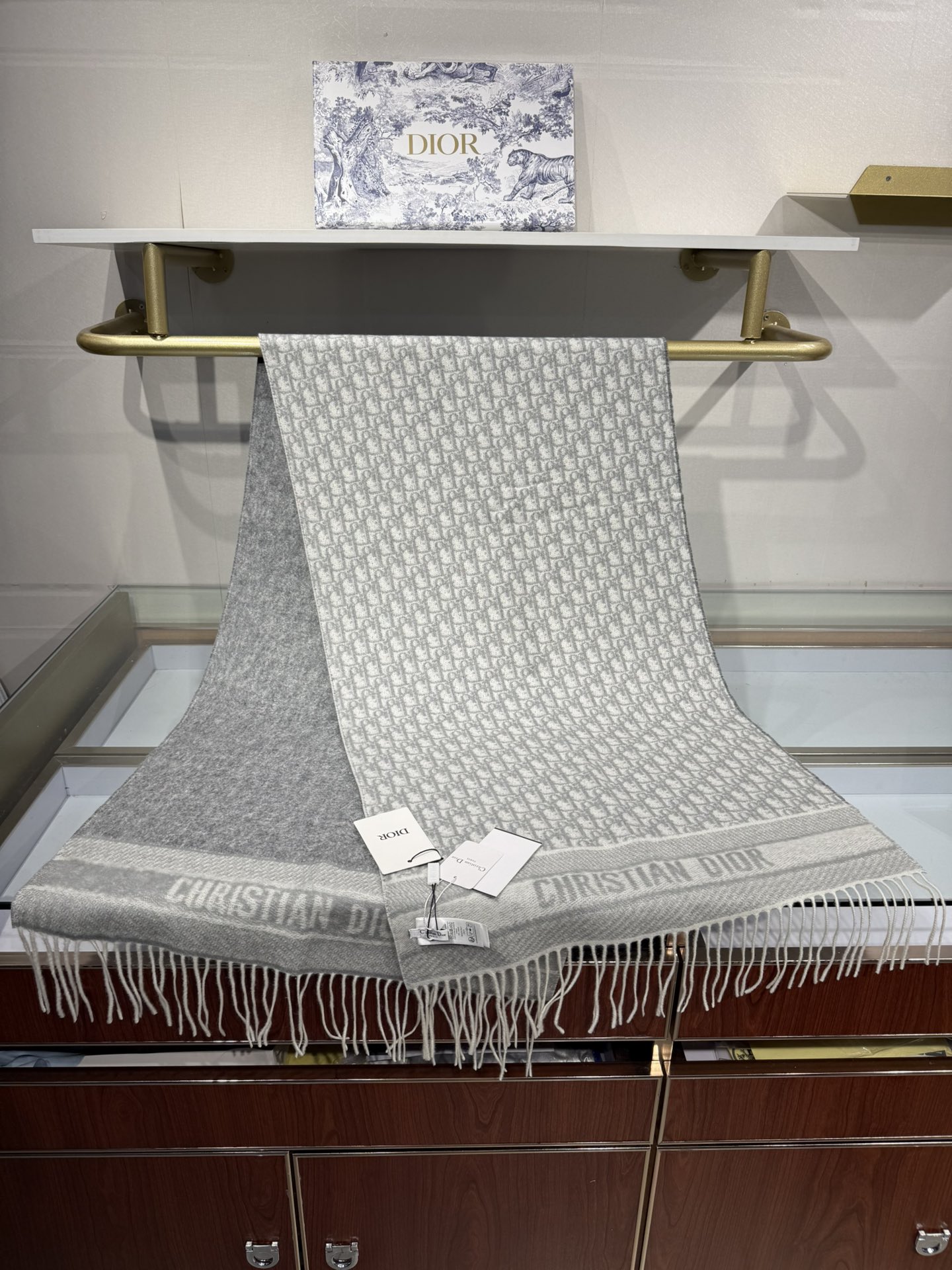 💟2025年☑️Dior最新款 · 这款 Oblique 印花围巾重新诠释 Dior 经典标识，彰显现代